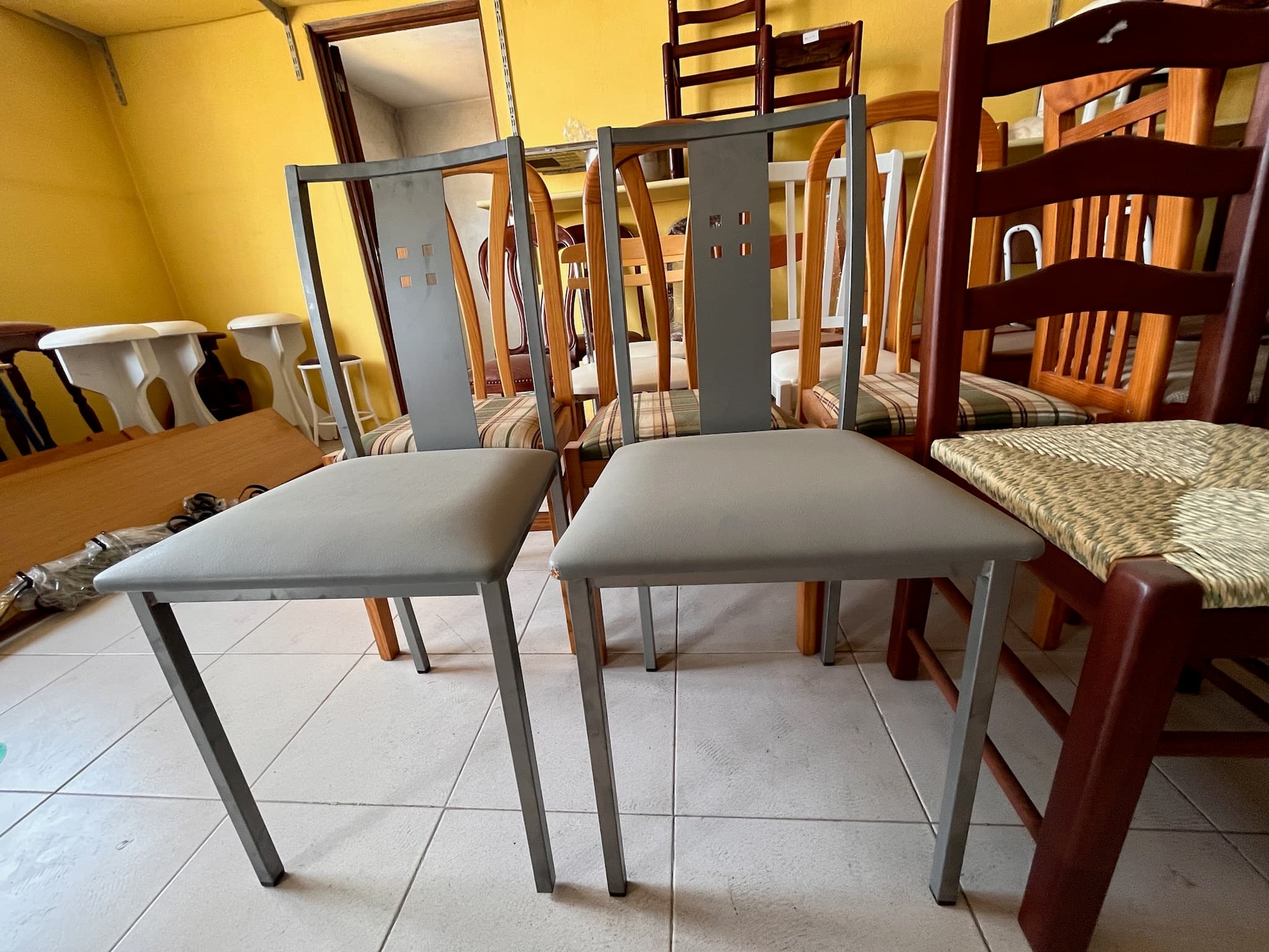 Cadeiras metálicas cinzentas — imagem 1
