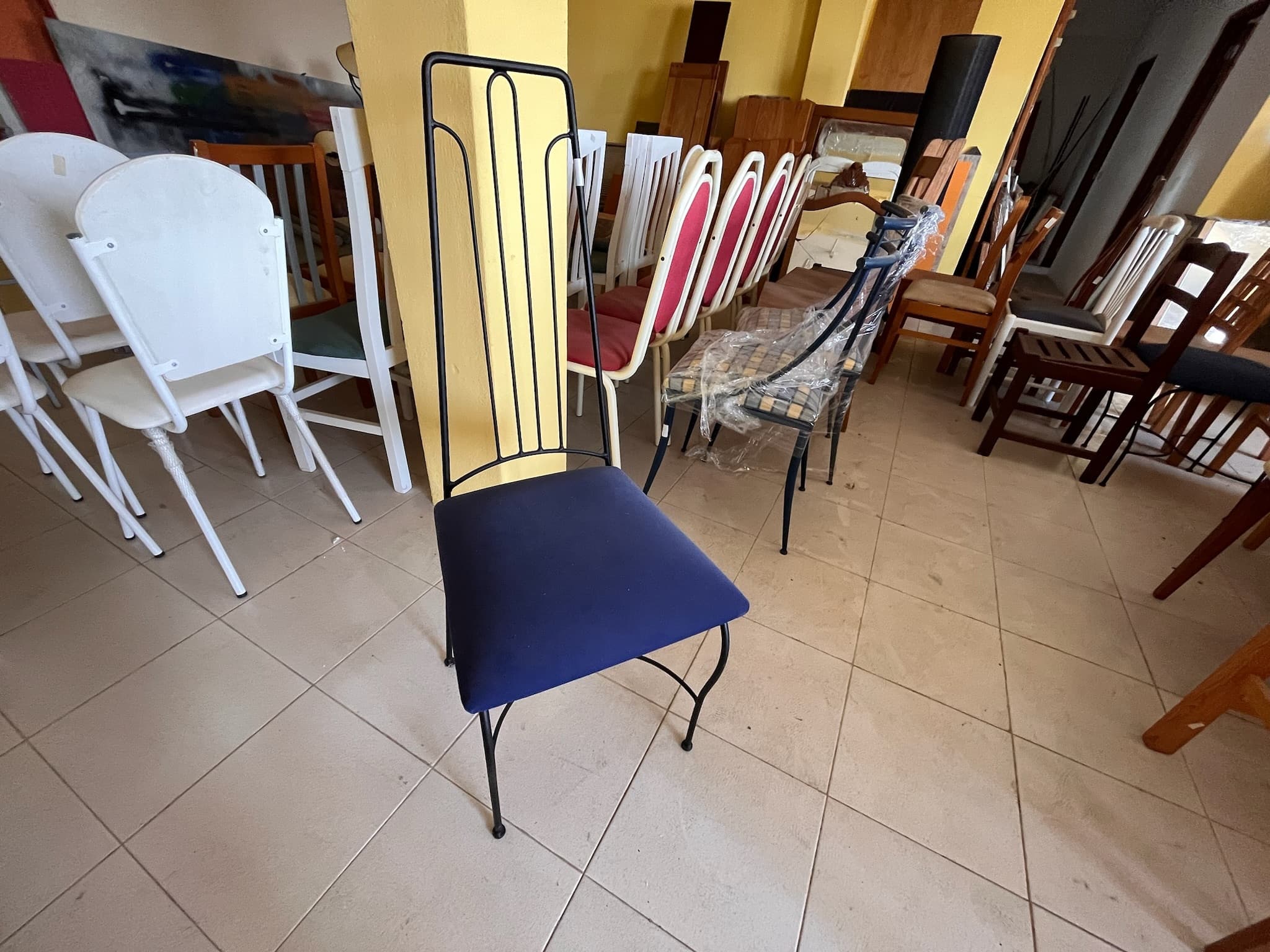 Cadeiras metálicas pretas — imagem 3