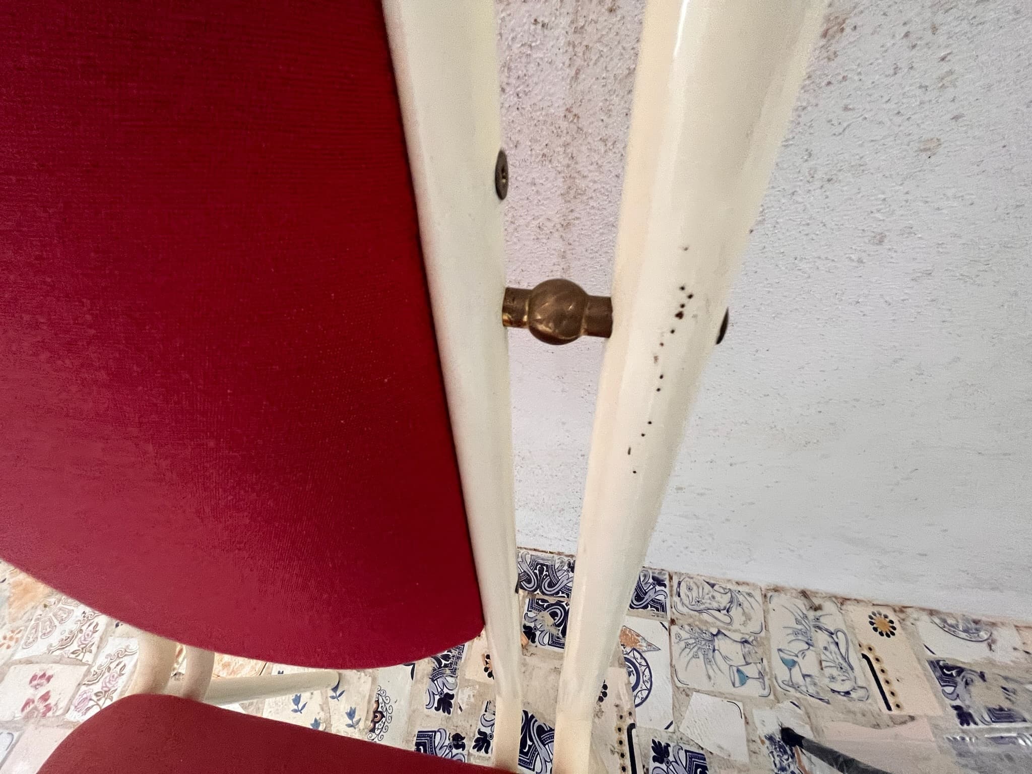 Cadeiras metálicas brancas — imagem 4