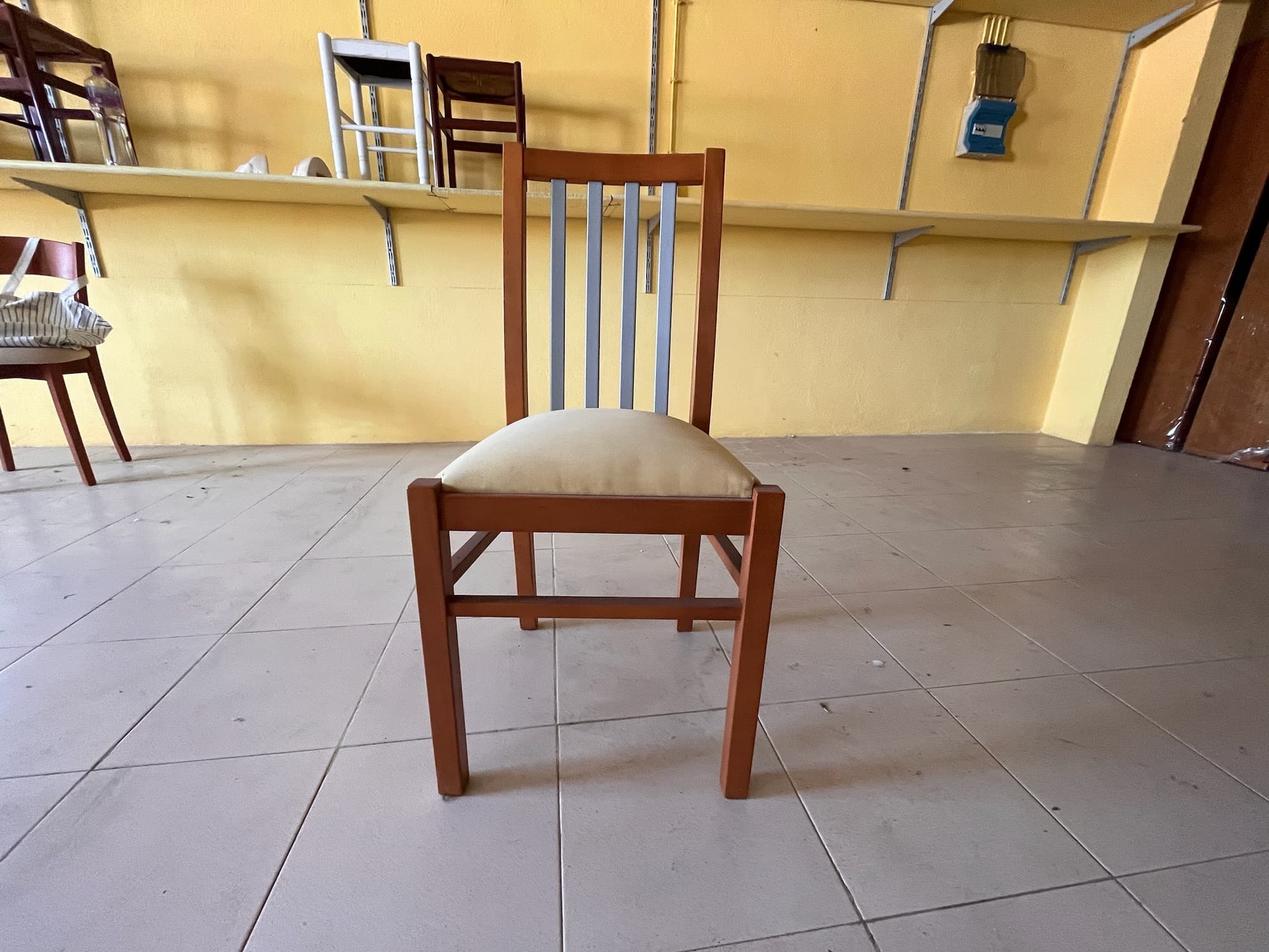 Cadeiras de madeira e metal — imagem 1