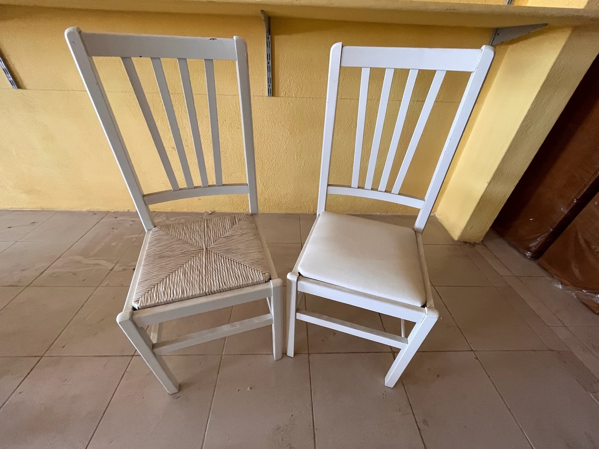 Cadeiras de madeira brancas — imagem 2