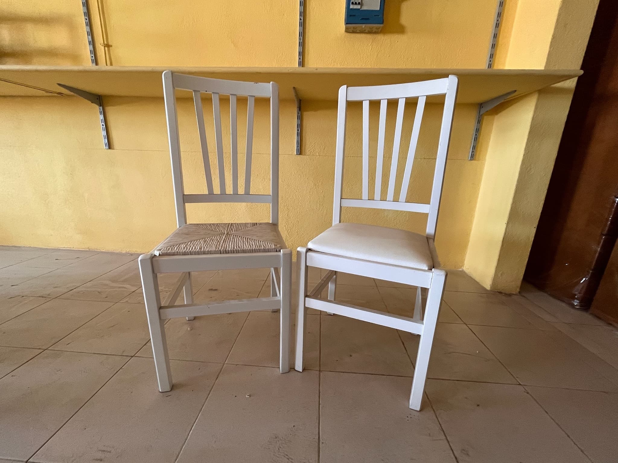 Cadeiras de madeira brancas — imagem 1