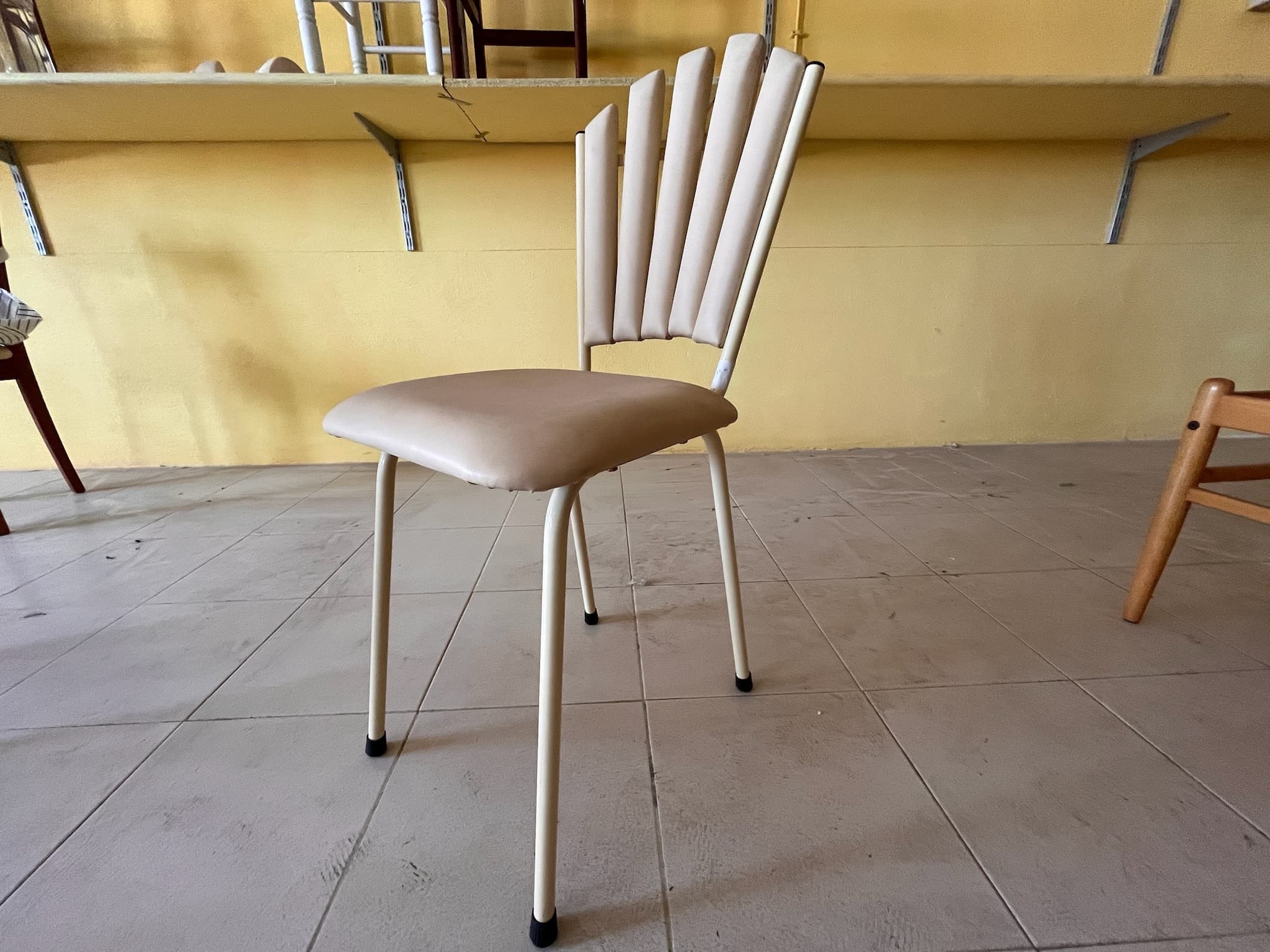 Cadeira metálica branca — imagem 2