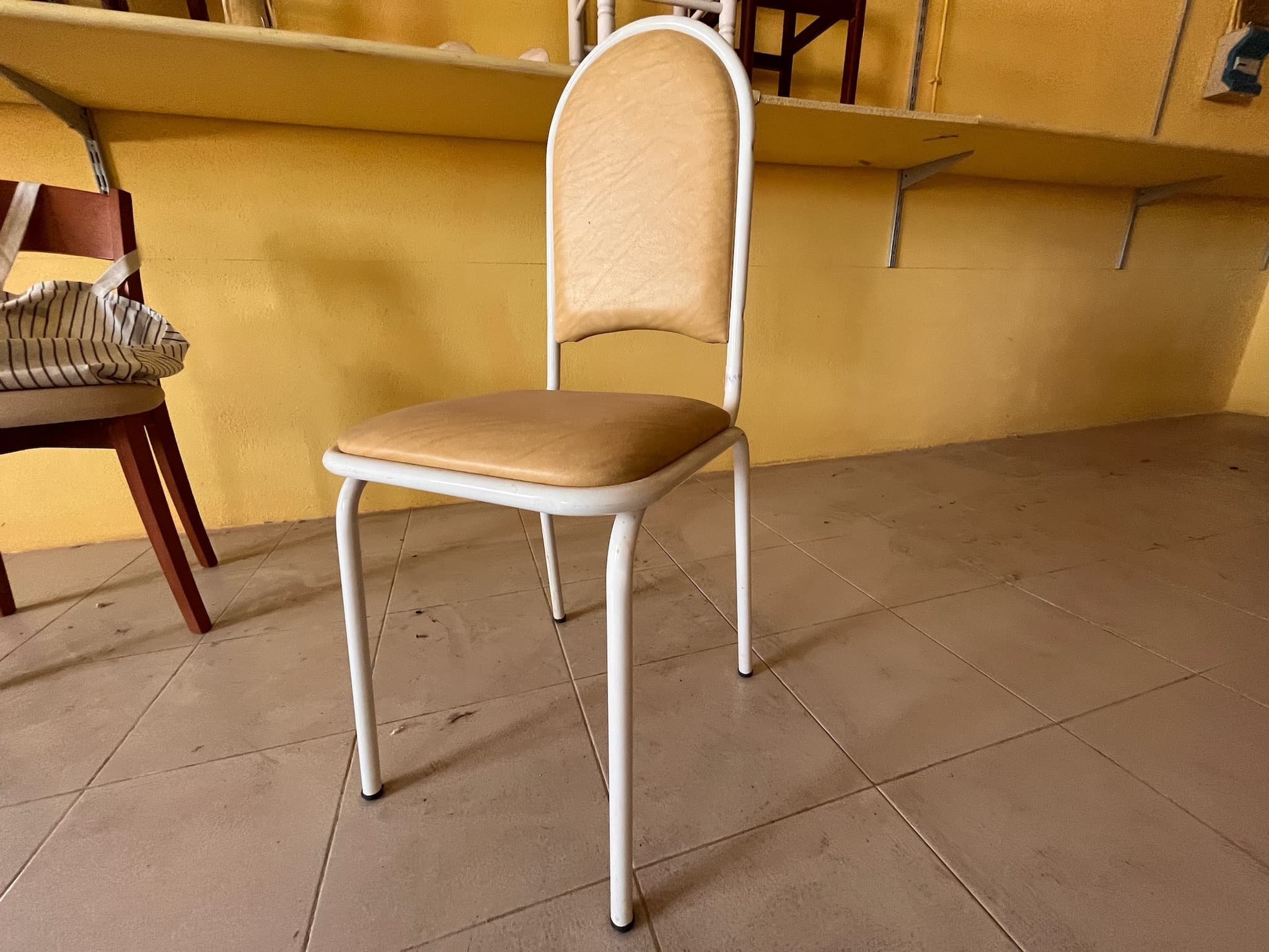 Cadeira metálica — imagem 1