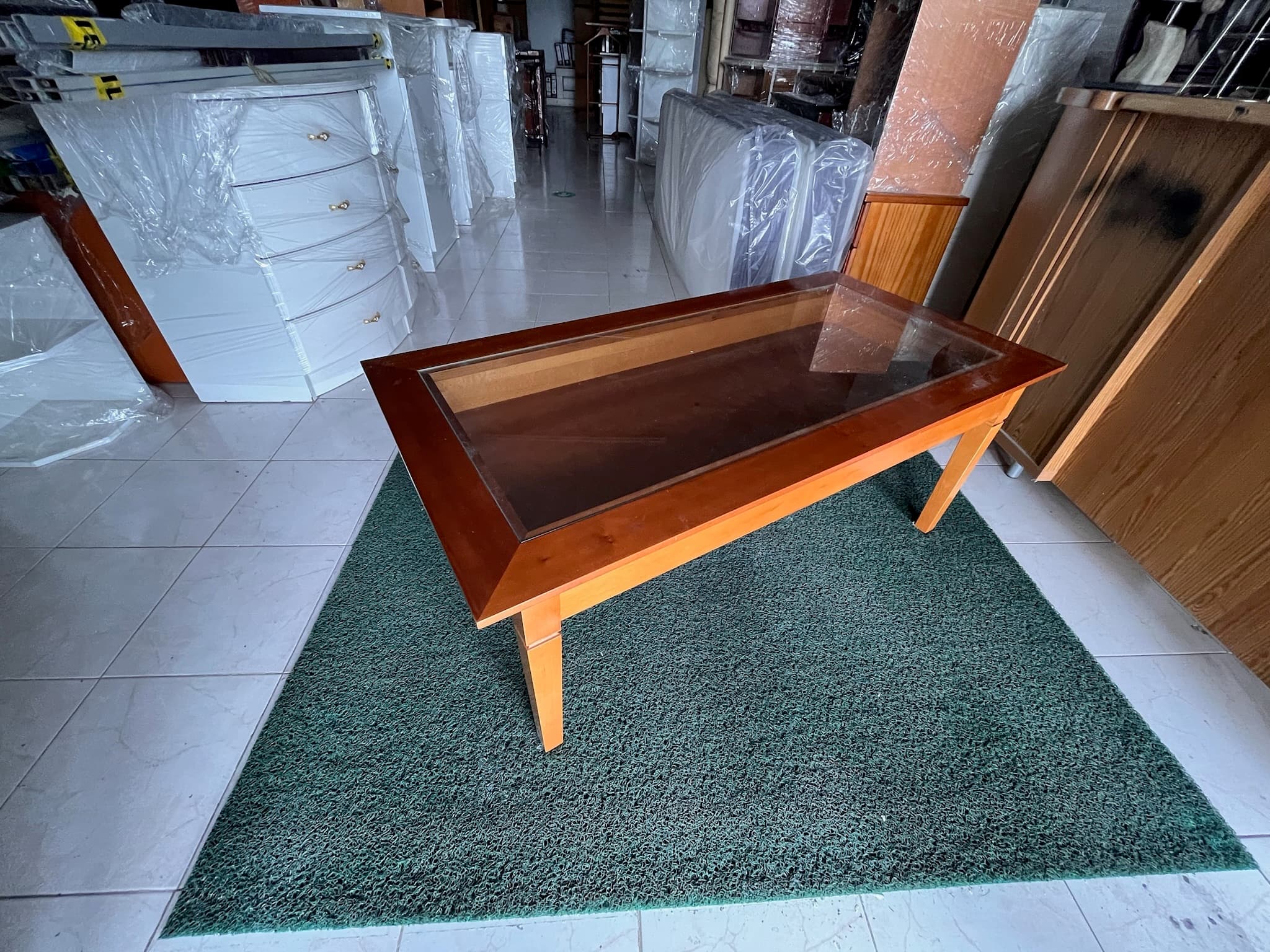 Mesa de madeira com centro de vidro — imagem 1