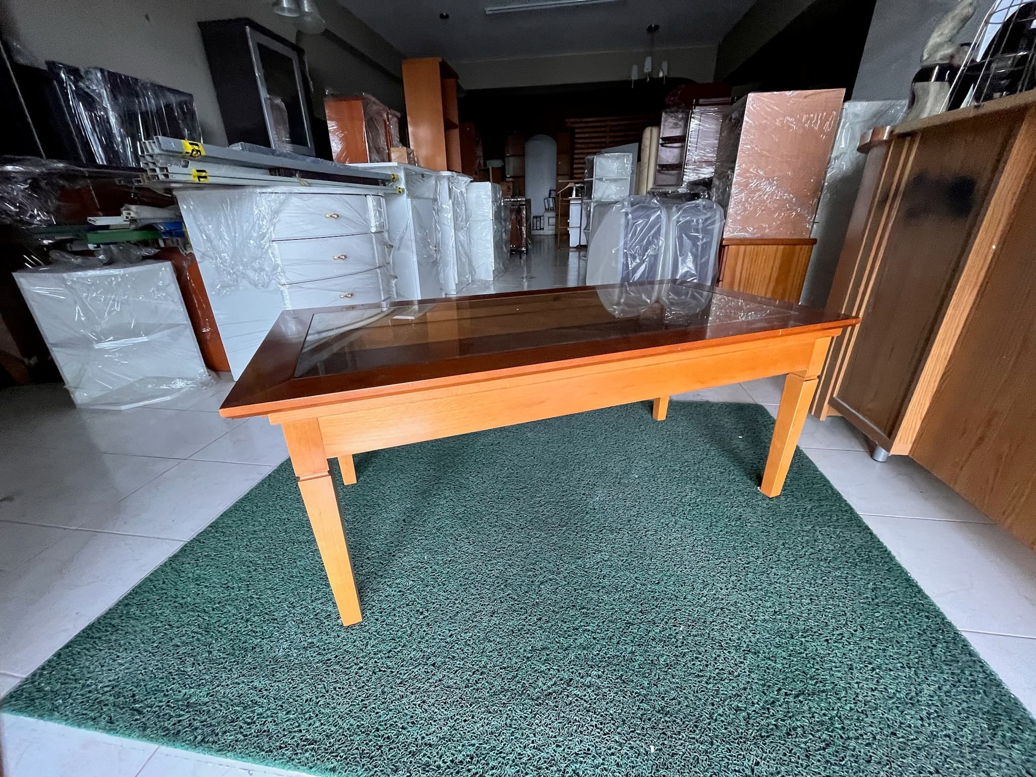 Mesa de madeira com centro de vidro — imagem 2