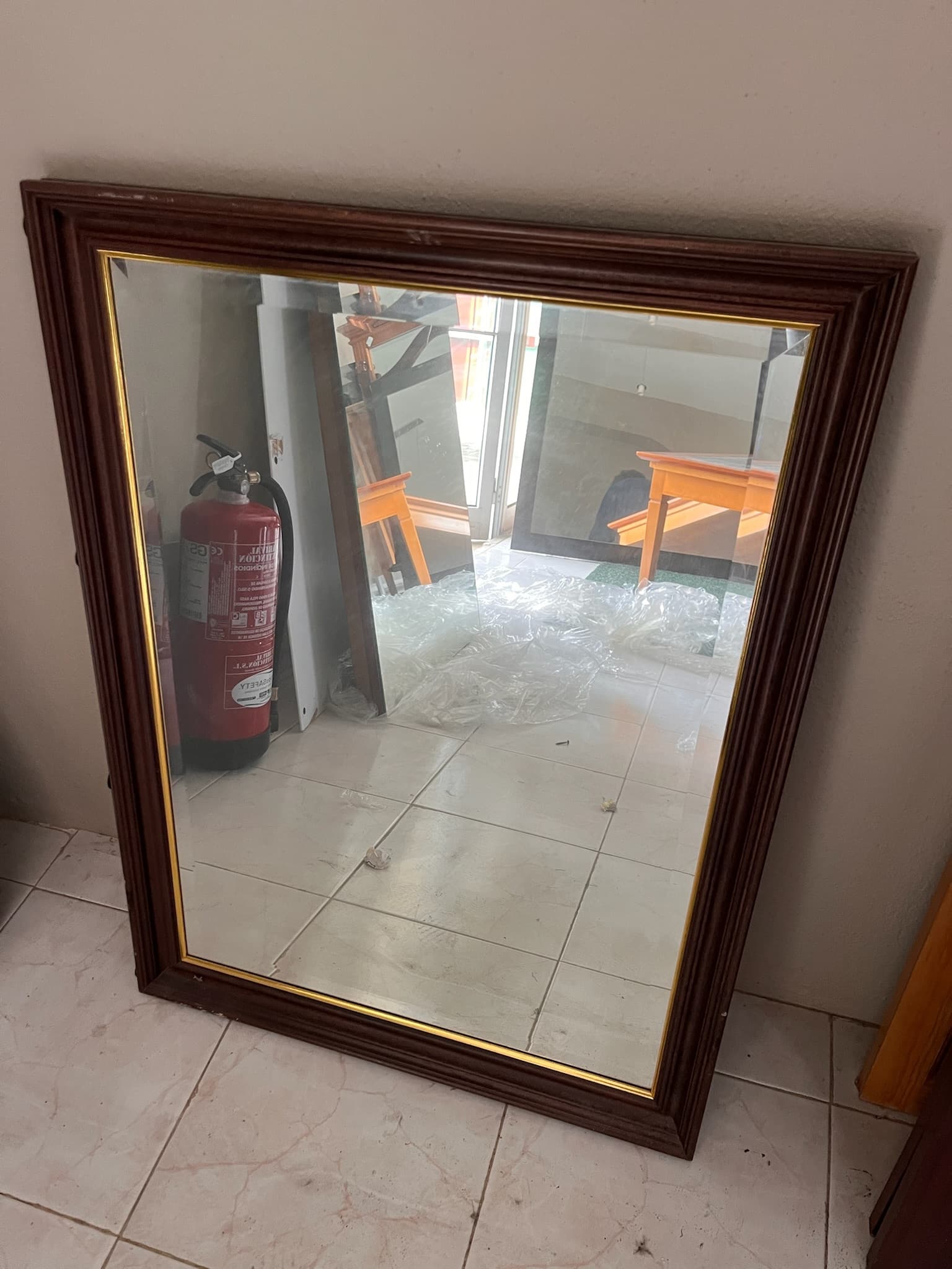 Espelho com moldura de madeira com apontamento dourado — imagen 1