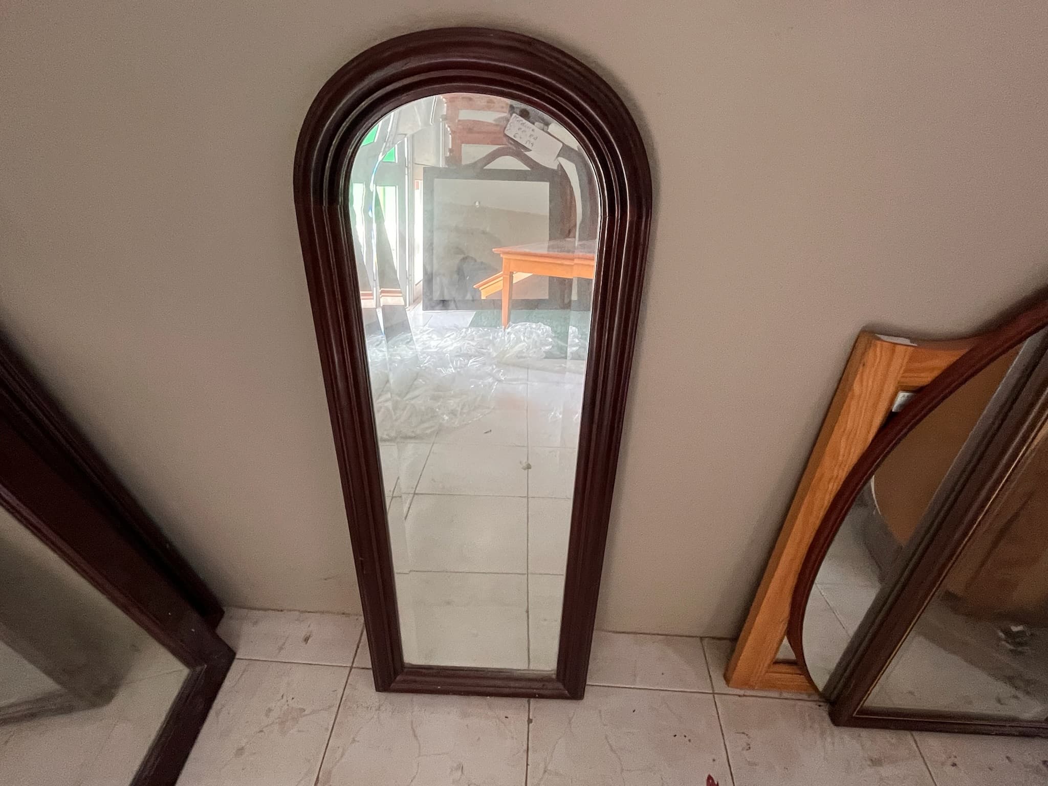 Espelho com moldura de madeira — imagem 1