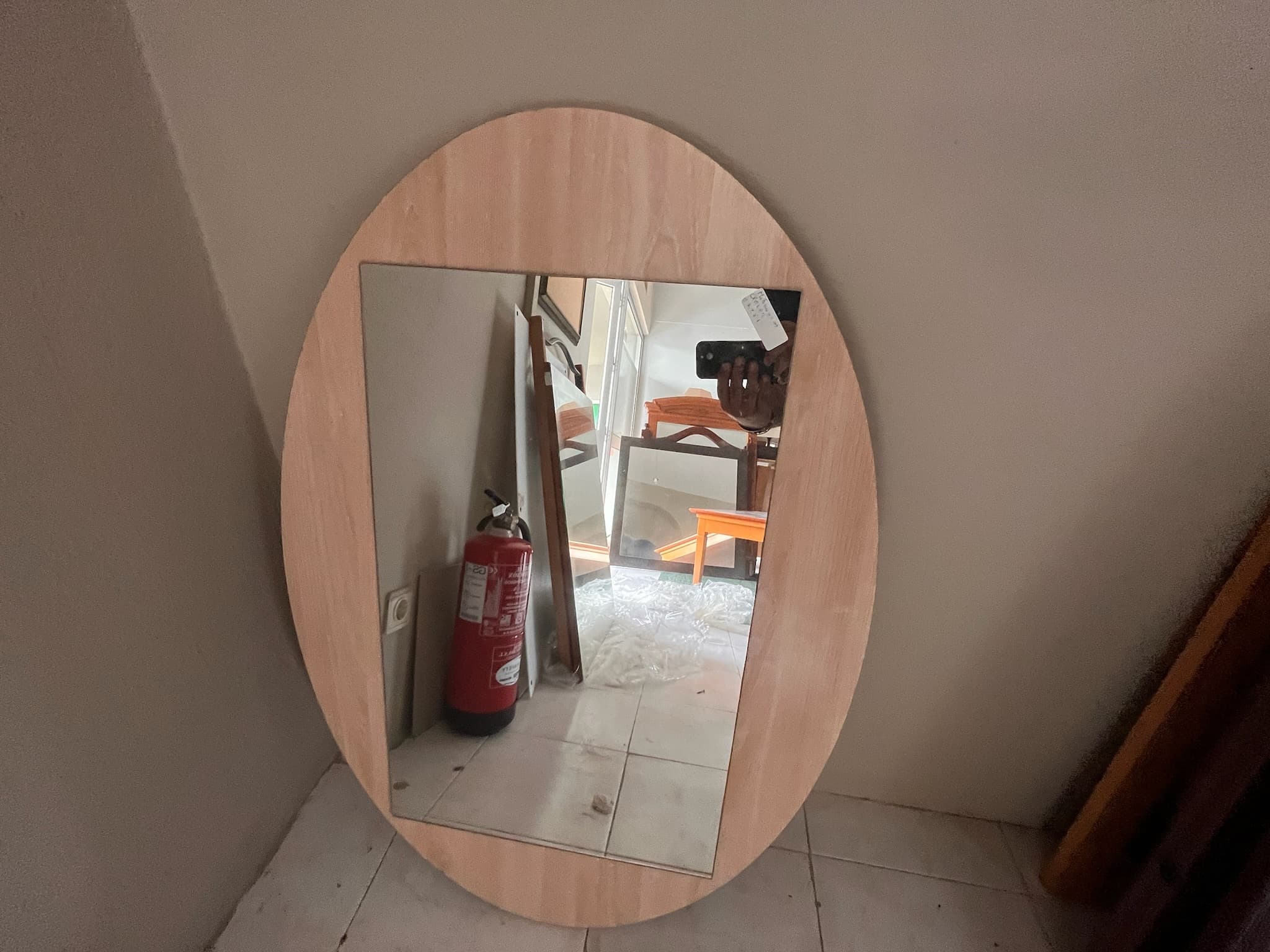 Espelho retangular com moldura oval de madeira — imagem 1
