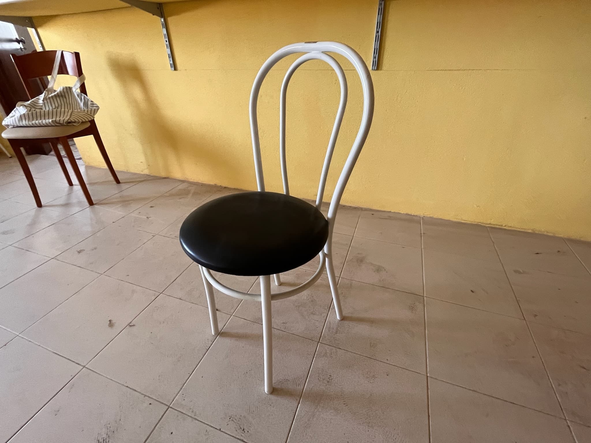 Cadeira metálica branca — imagem 2