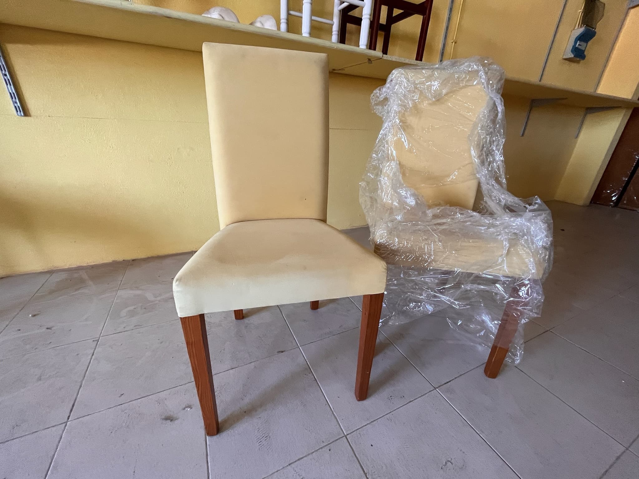 Cadeiras de madeira forradas — imagen 1