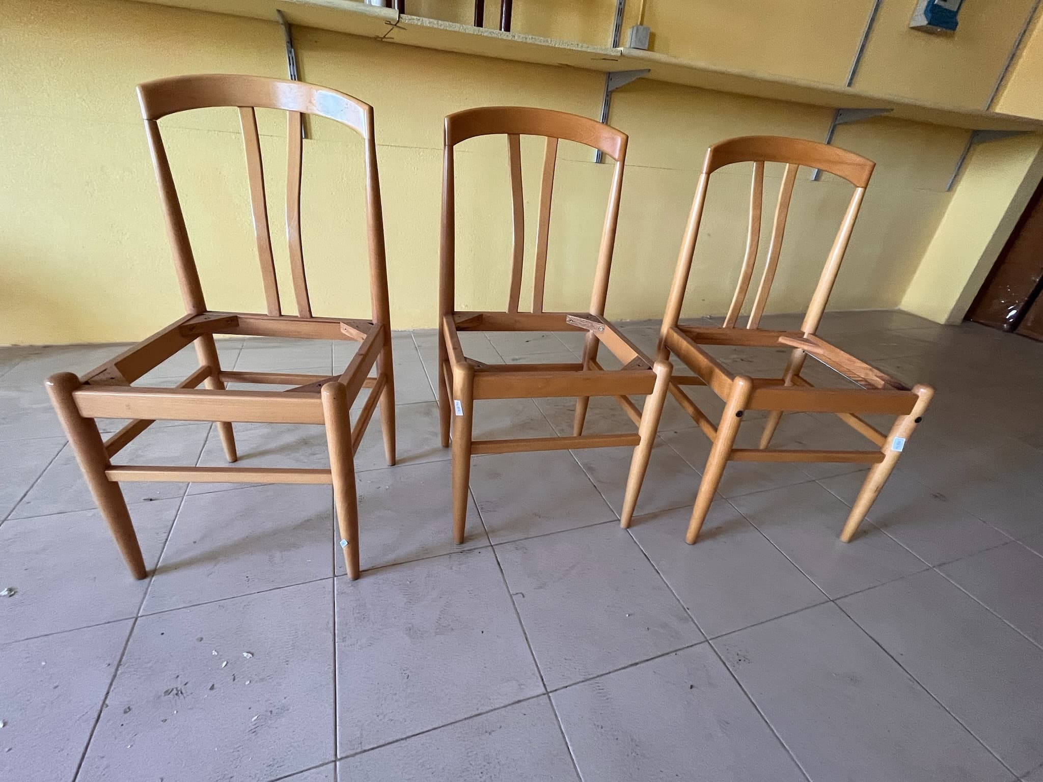 Cadeiras de madeira sem assento — imagem 1