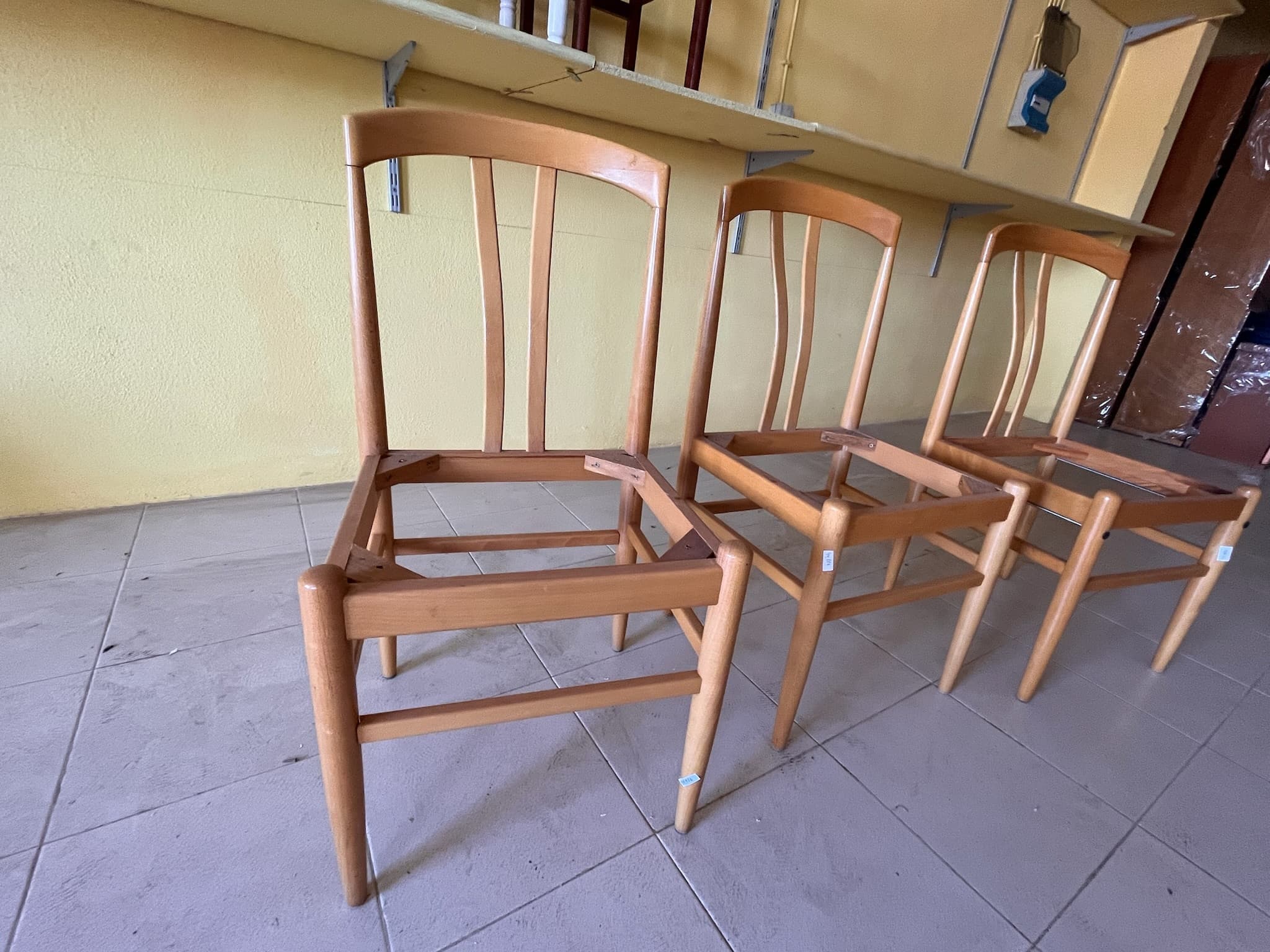 Cadeiras de madeira sem assento — imagem 2