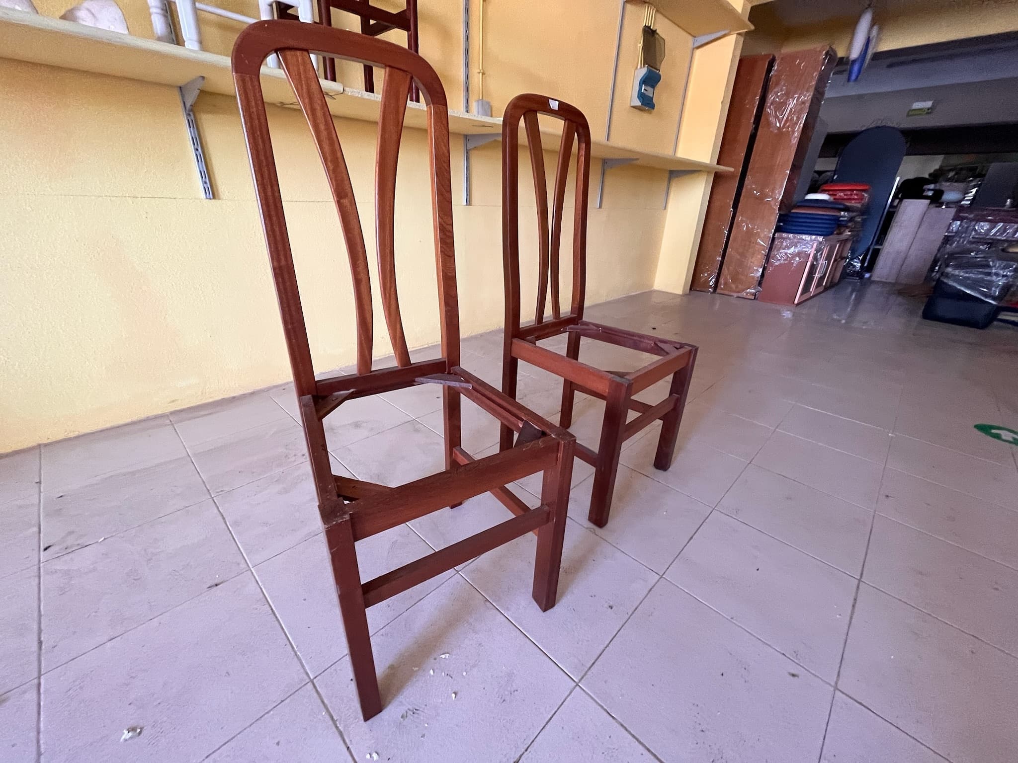 Cadeiras de madeira sem assento — imagen 2