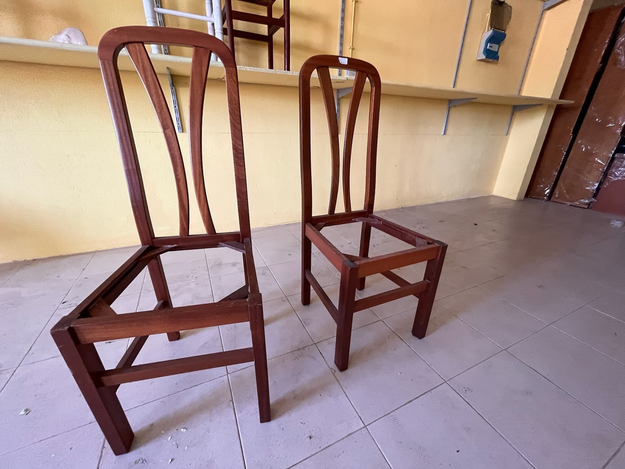 Cadeiras de madeira sem assento — imagen 1
