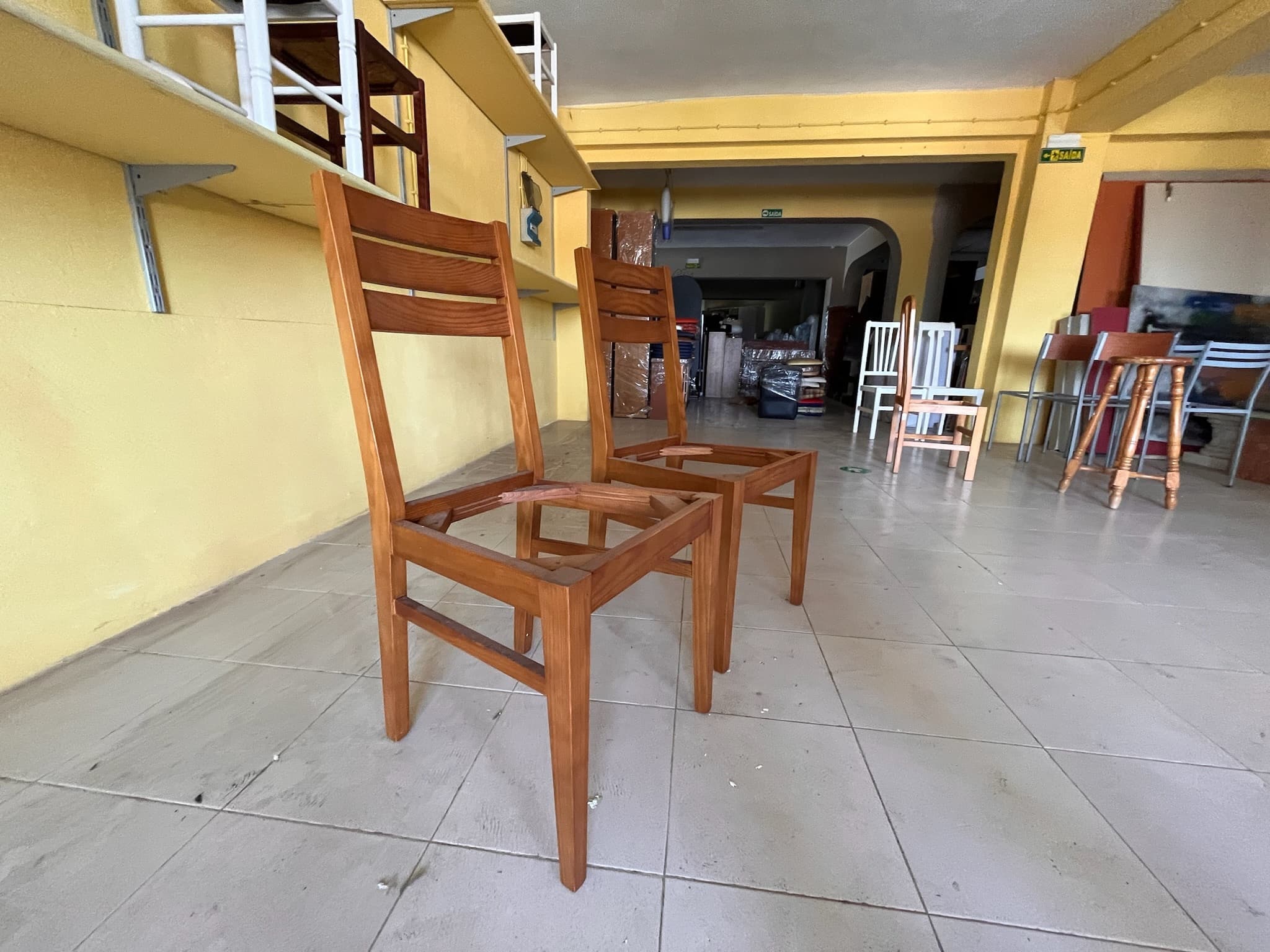 Cadeiras de madeira sem assento — imagem 2