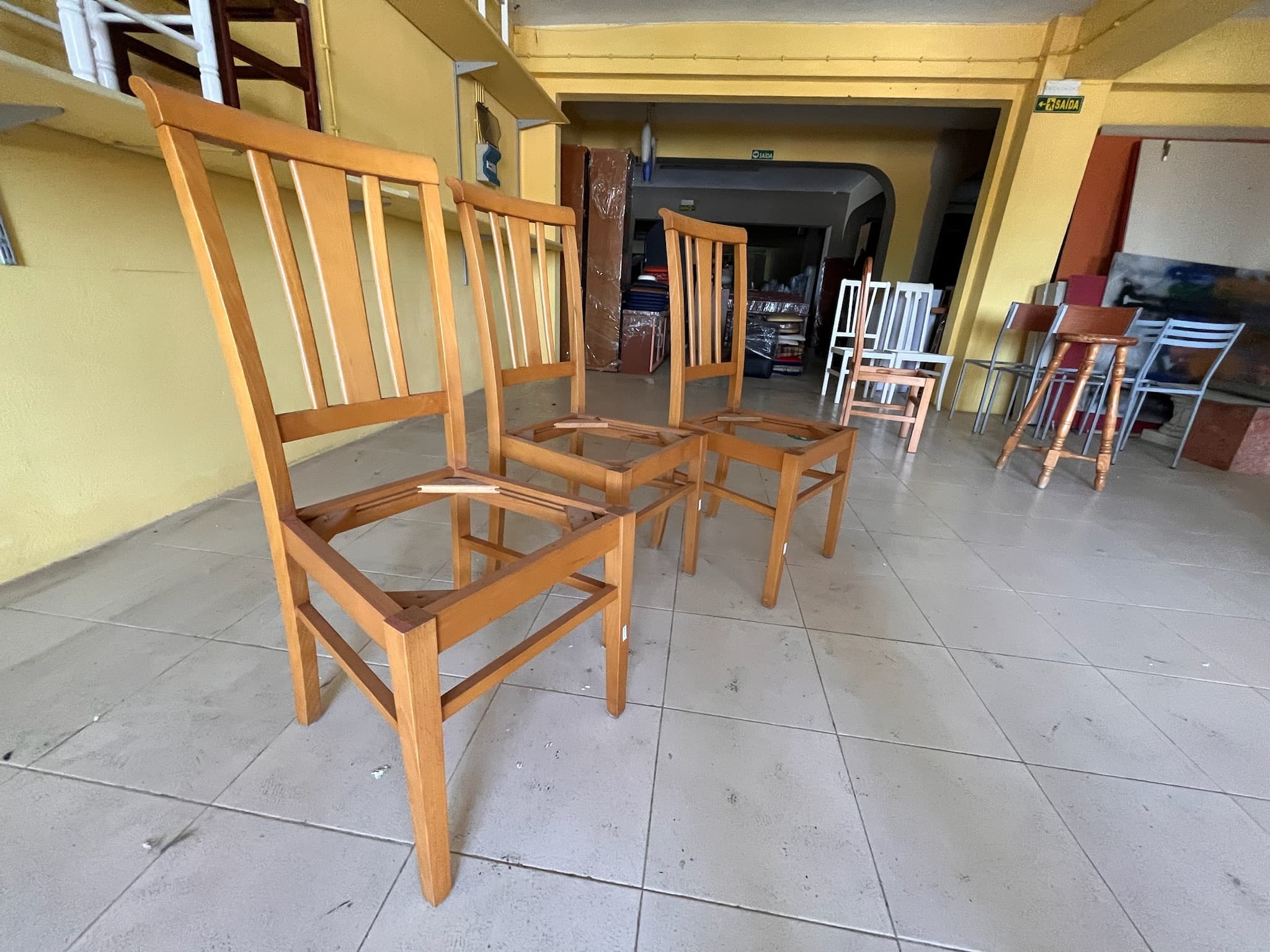 Cadeiras de madeira sem assento — imagem 2