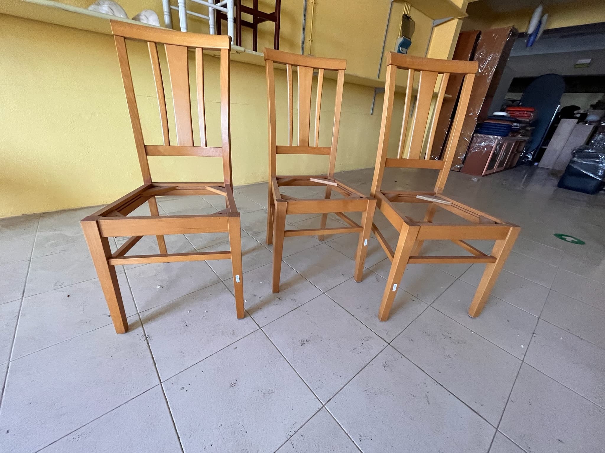 Cadeiras de madeira sem assento — imagem 1