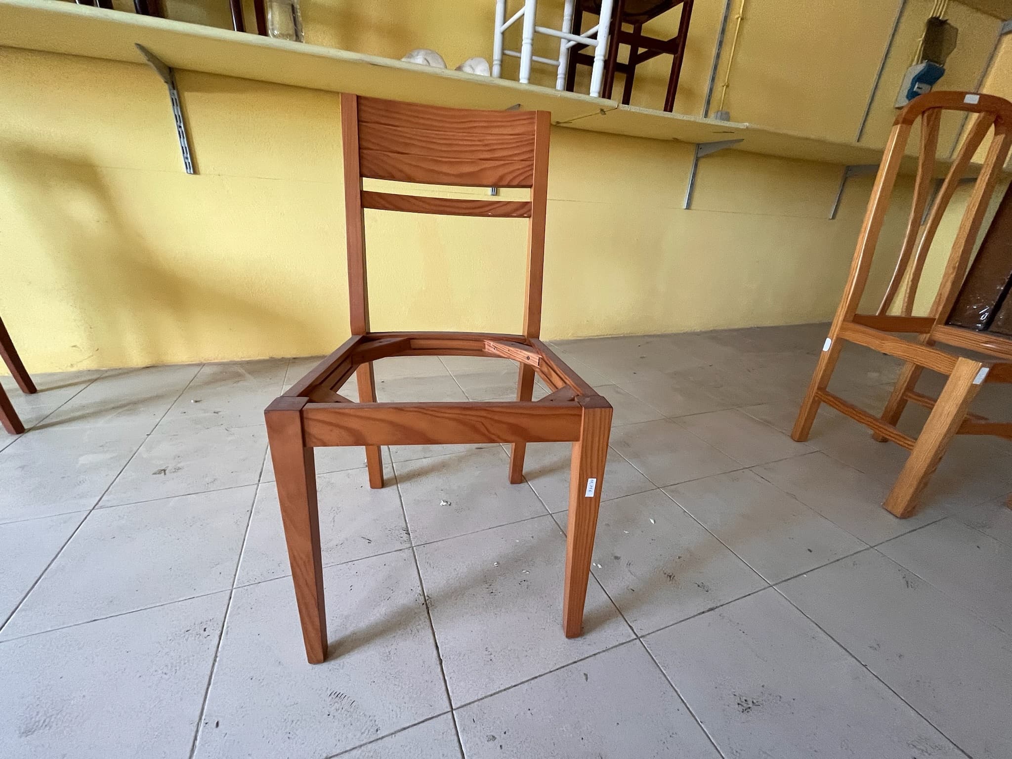 Cadeira de madeira sem assento — image 1