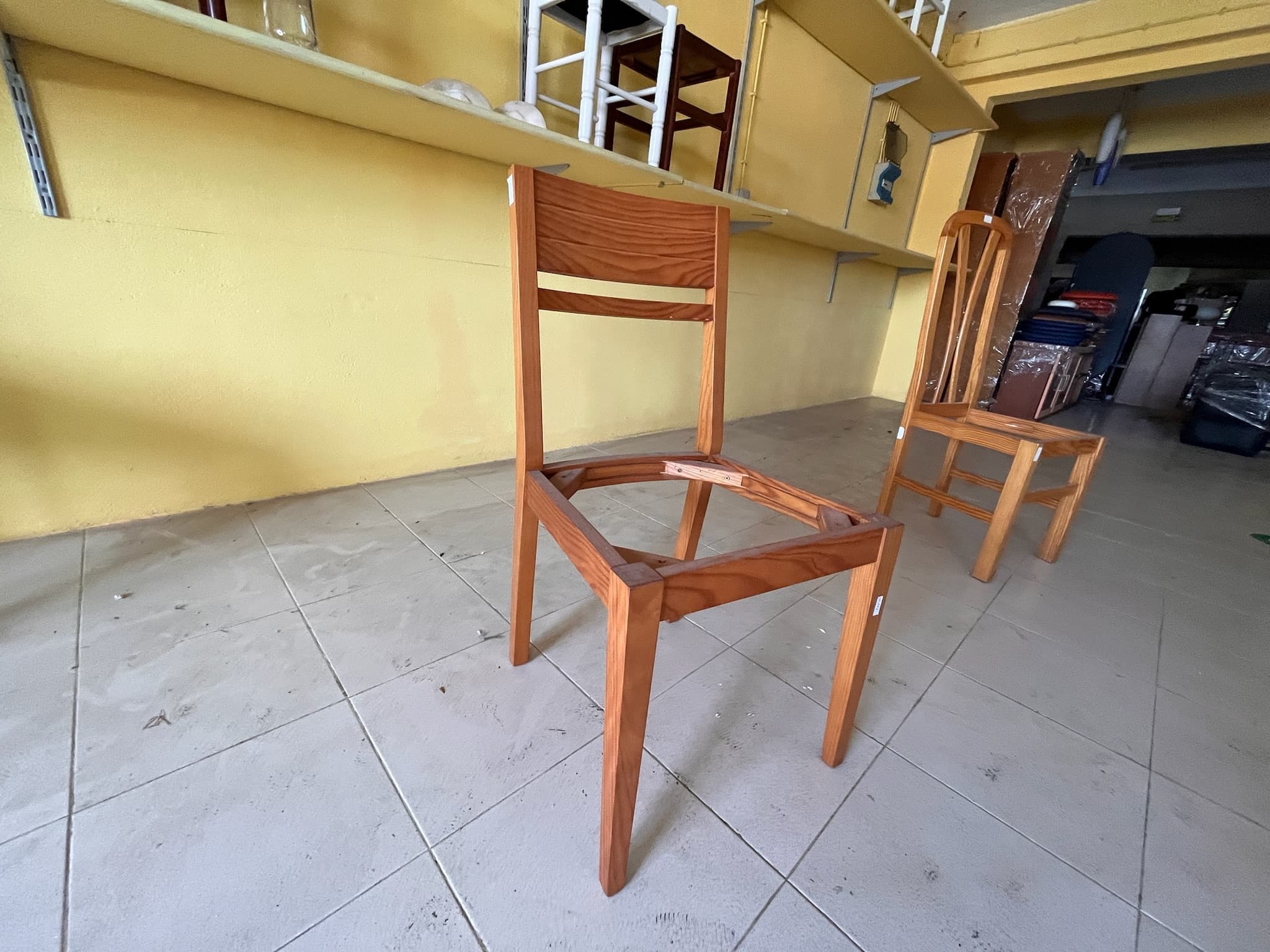 Cadeira de madeira sem assento — image 2