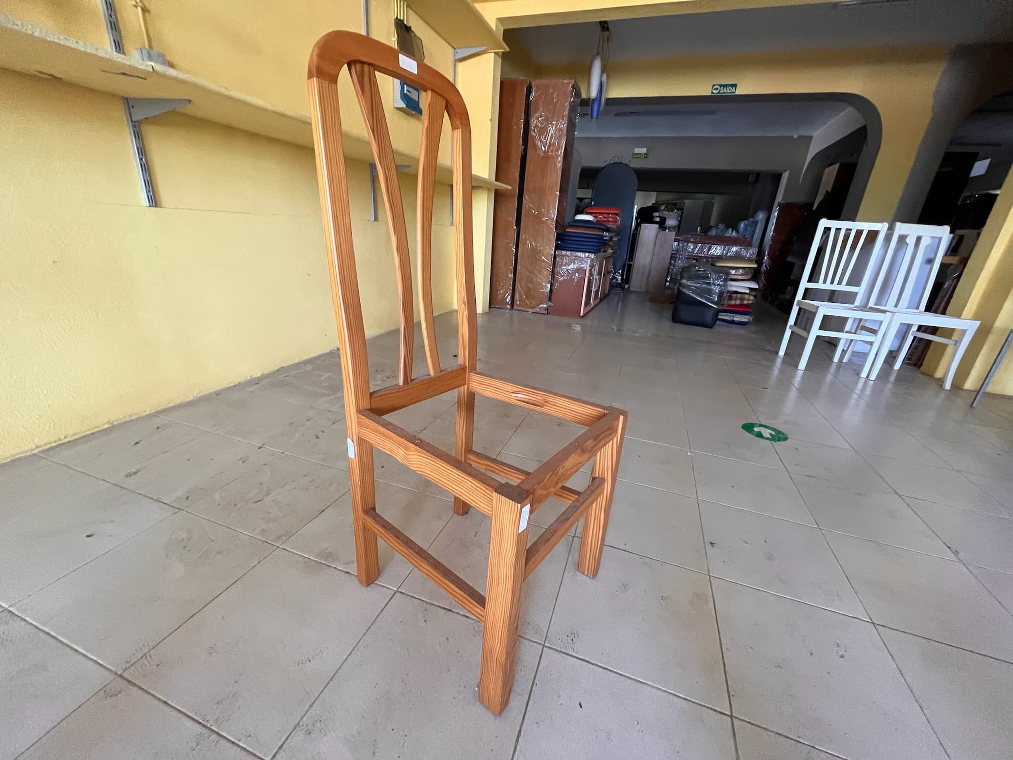 Cadeira de madeira sem assento — imagem 2