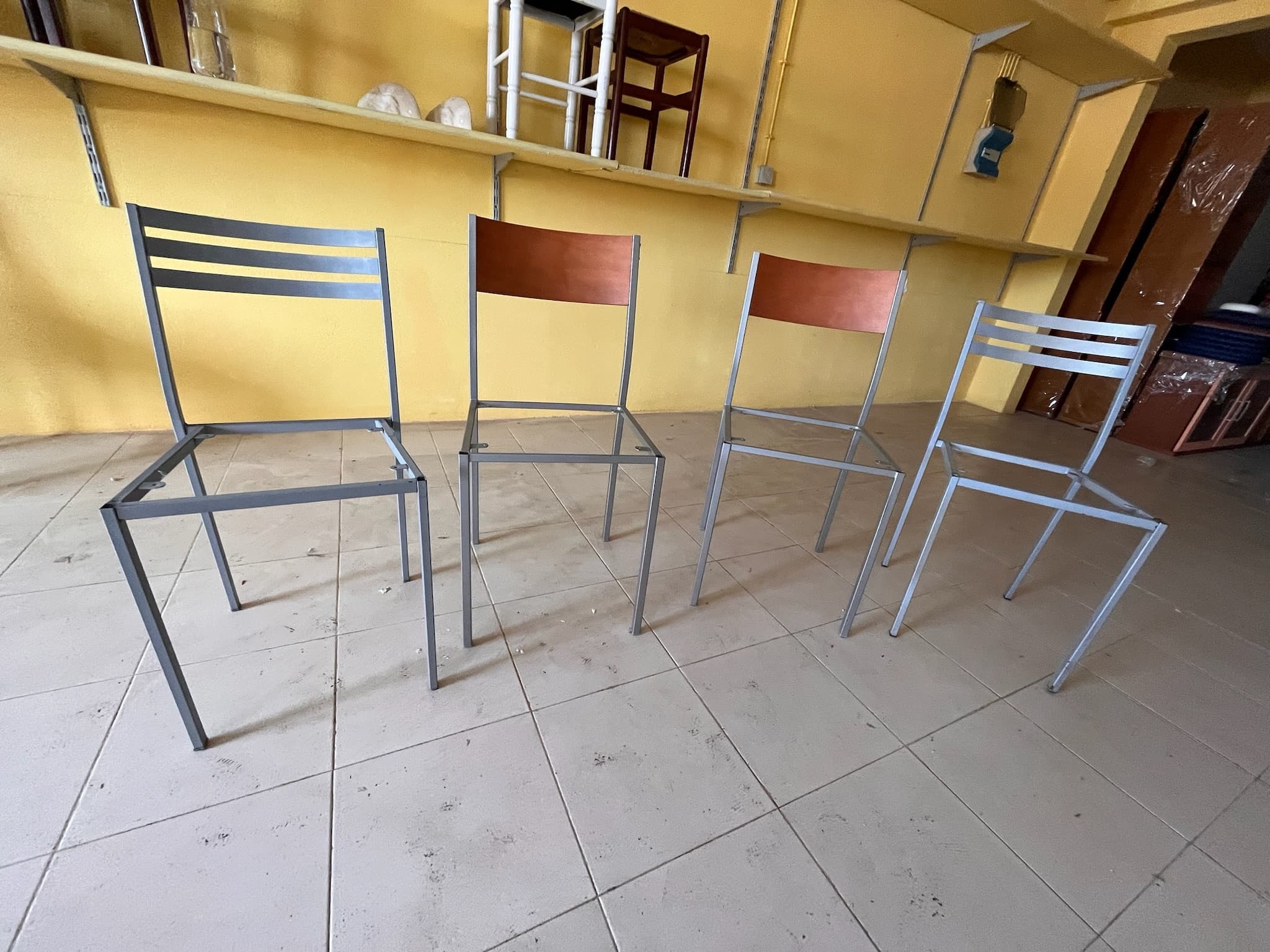 Cadeiras metálicas cinzentas sem assento — imagem 2