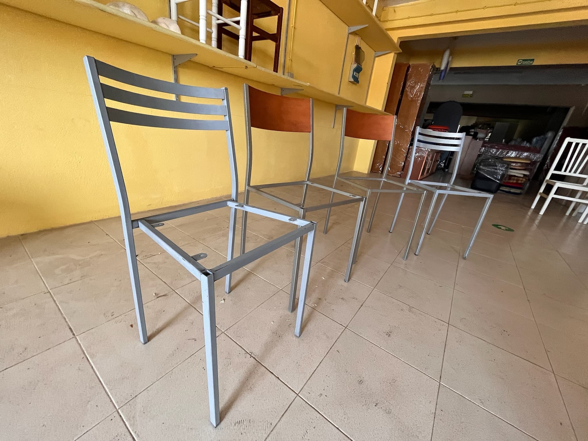 Cadeiras metálicas cinzentas sem assento — imagem 3
