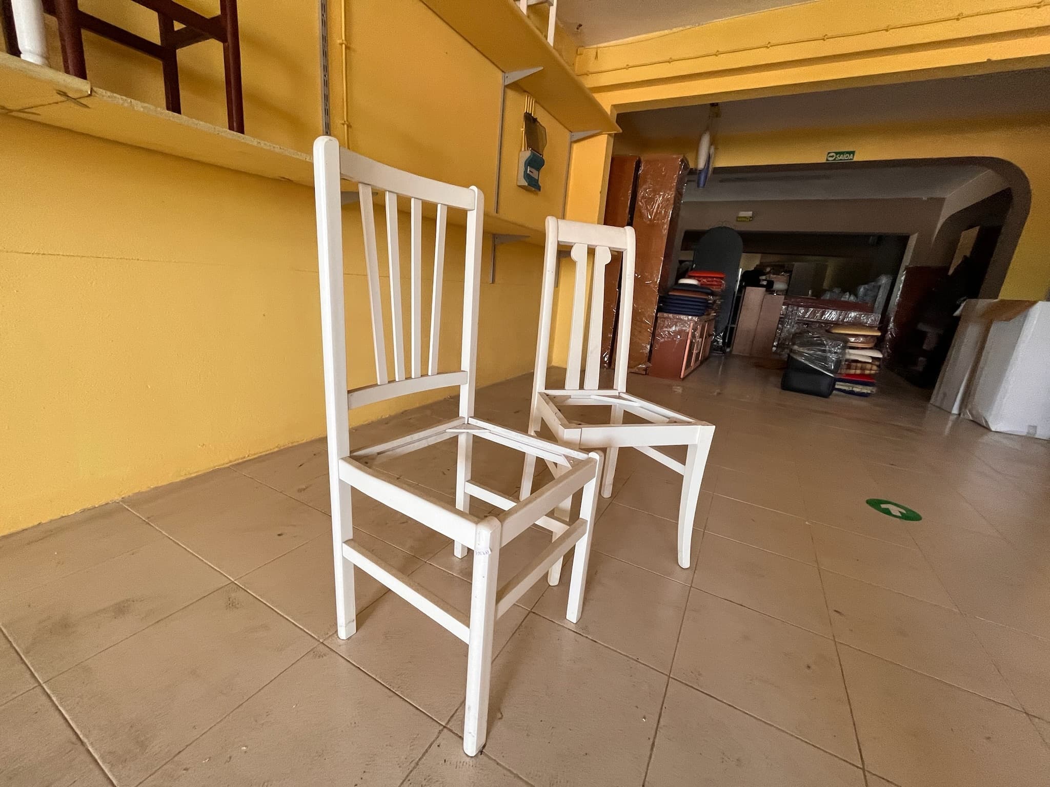 Cadeiras brancas de madeira sem assento — imagem 2