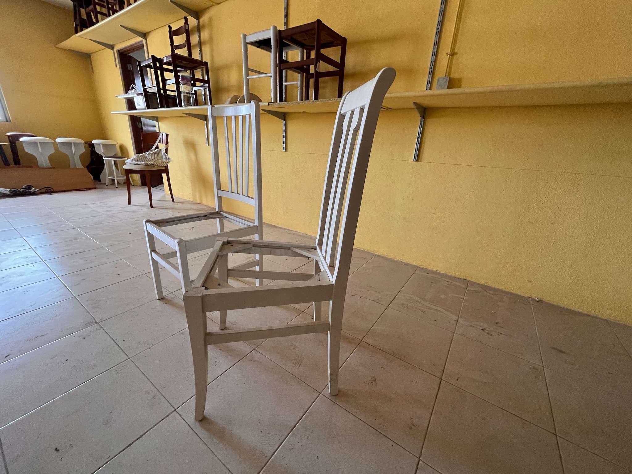Cadeiras brancas de madeira sem assento — imagem 3