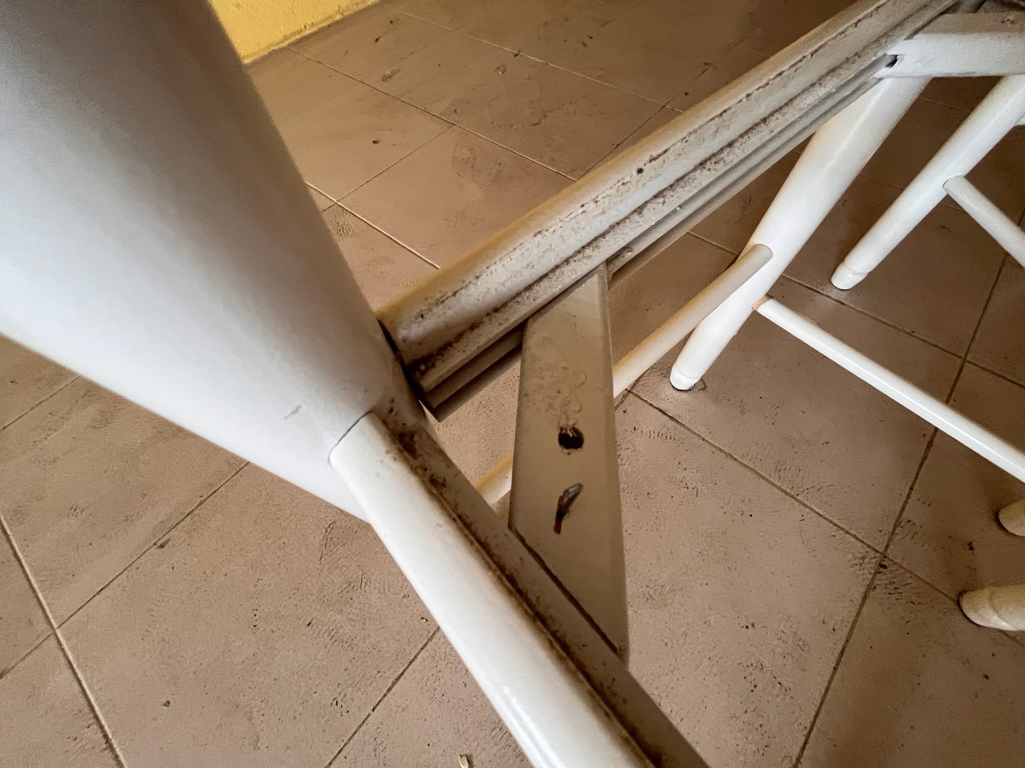 Cadeiras brancas de madeira sem assento — imagem 4