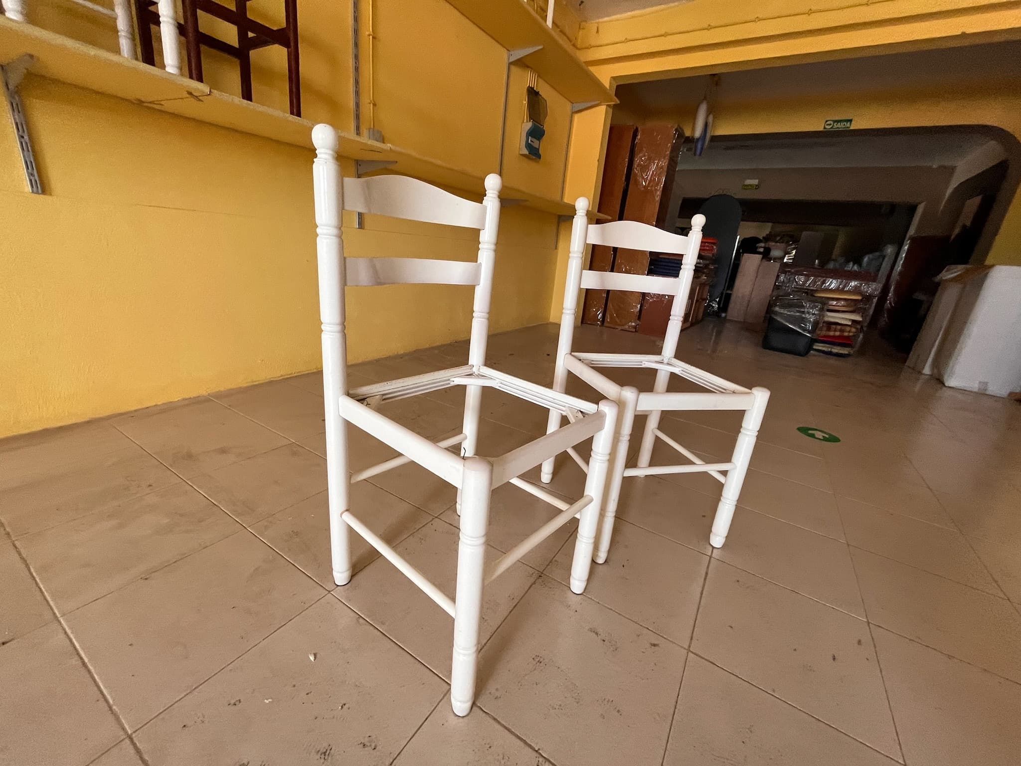 Cadeiras brancas de madeira sem assento — imagem 2