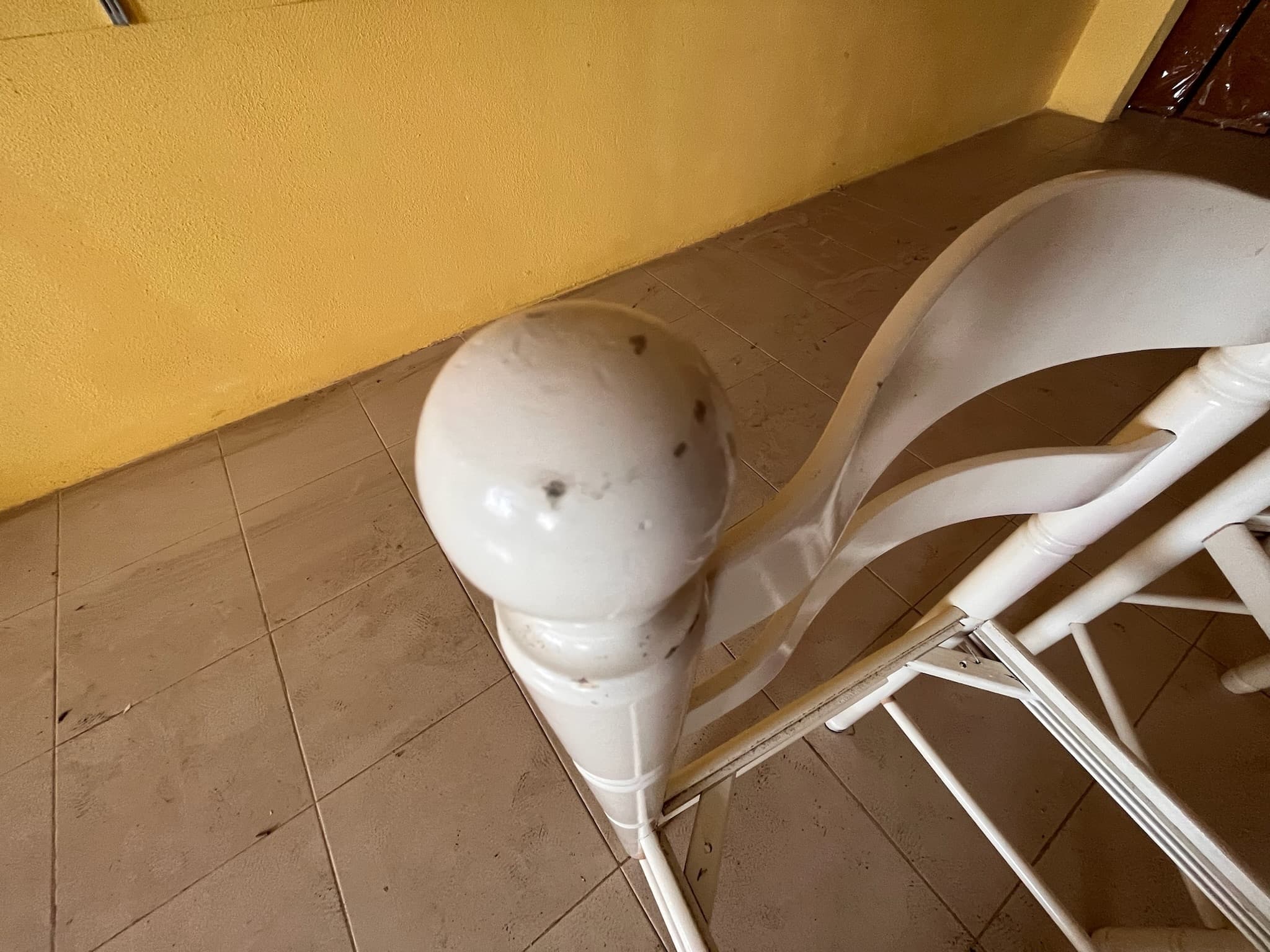 Cadeiras brancas de madeira sem assento — imagem 5