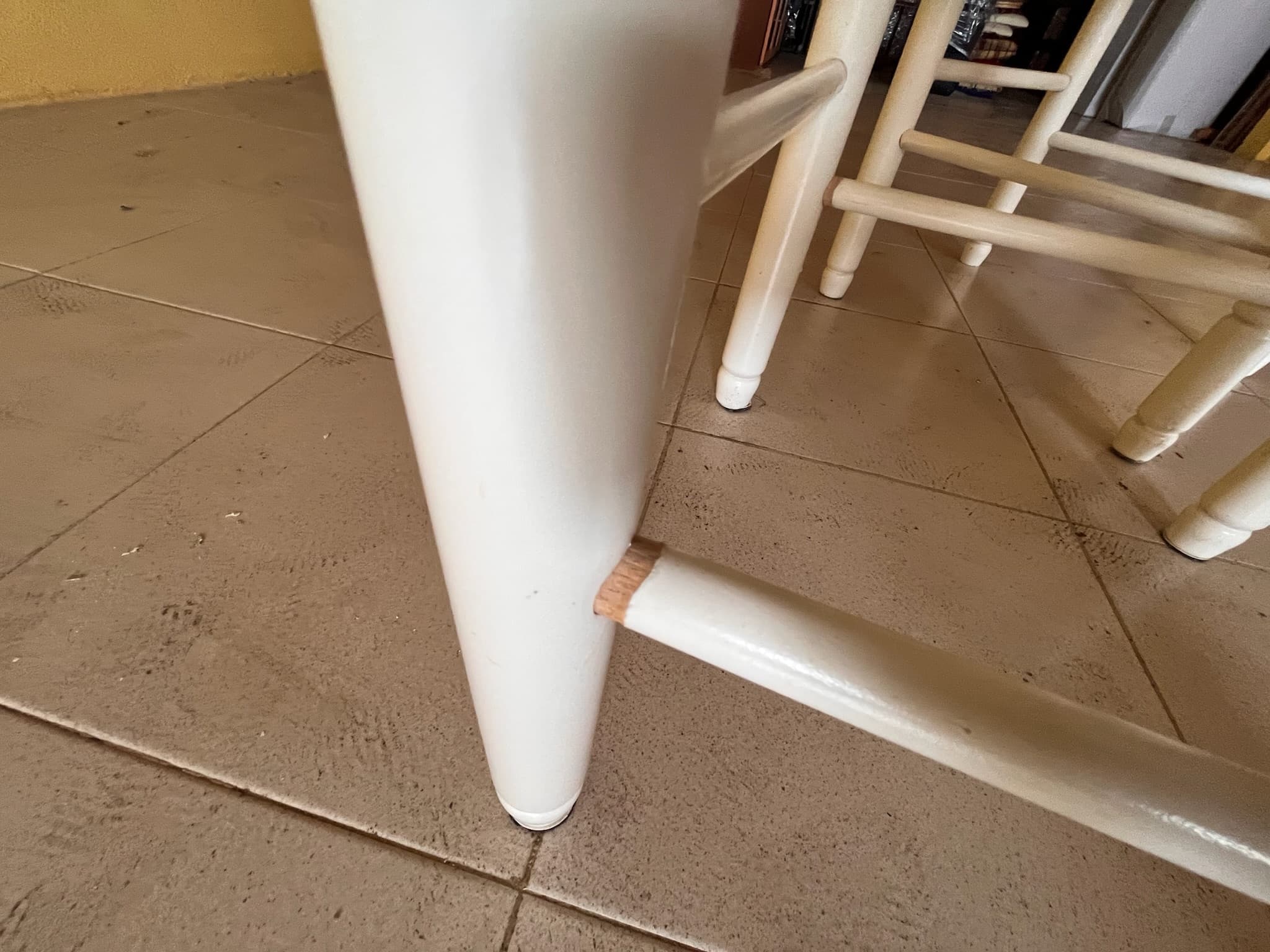 Cadeiras brancas de madeira sem assento — imagem 3