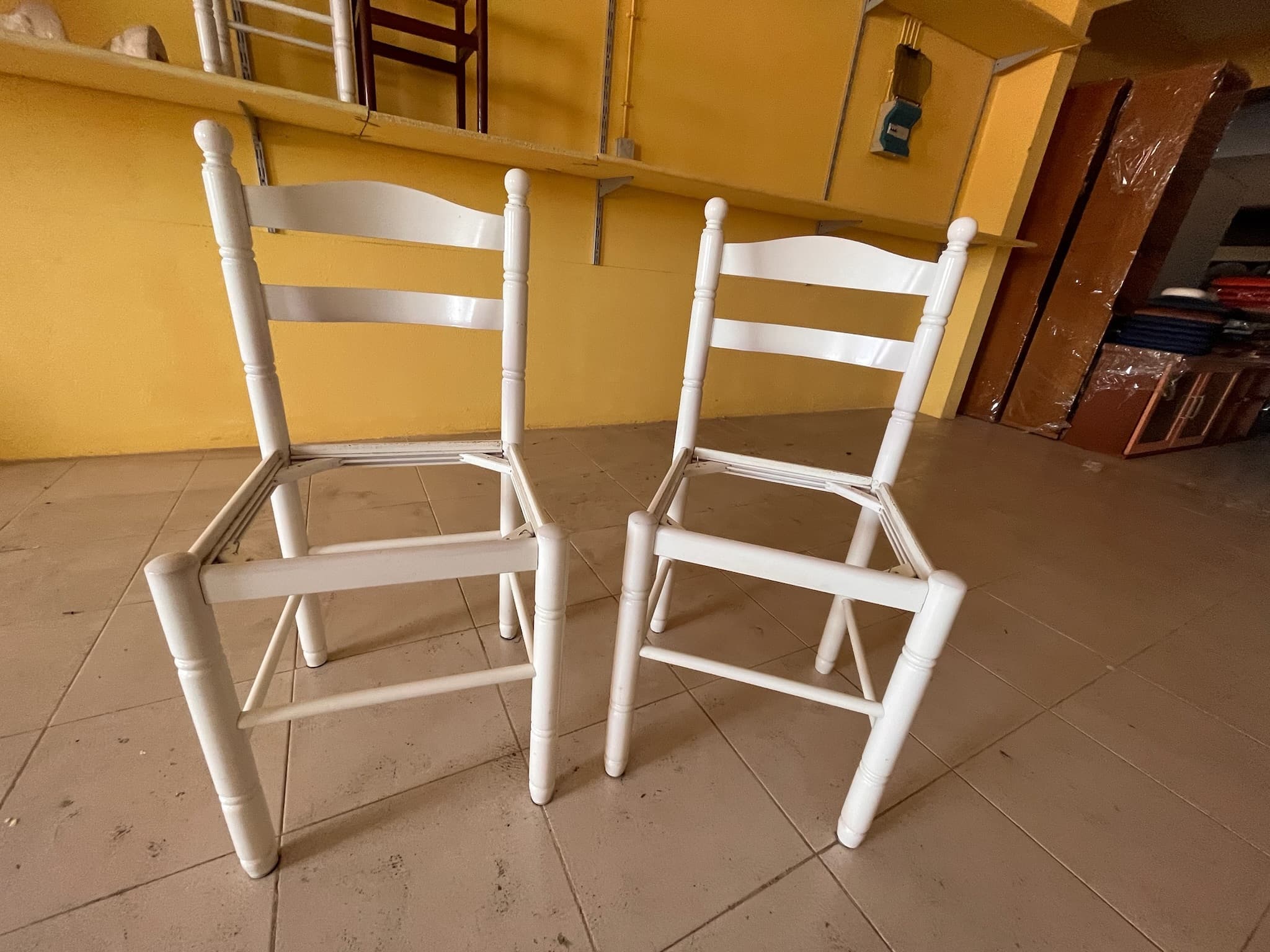 Cadeiras brancas de madeira sem assento — imagem 1