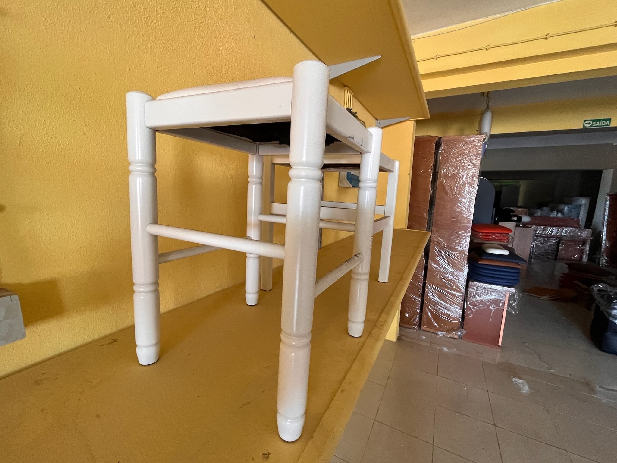Bancos brancos em madeira — imagen 2
