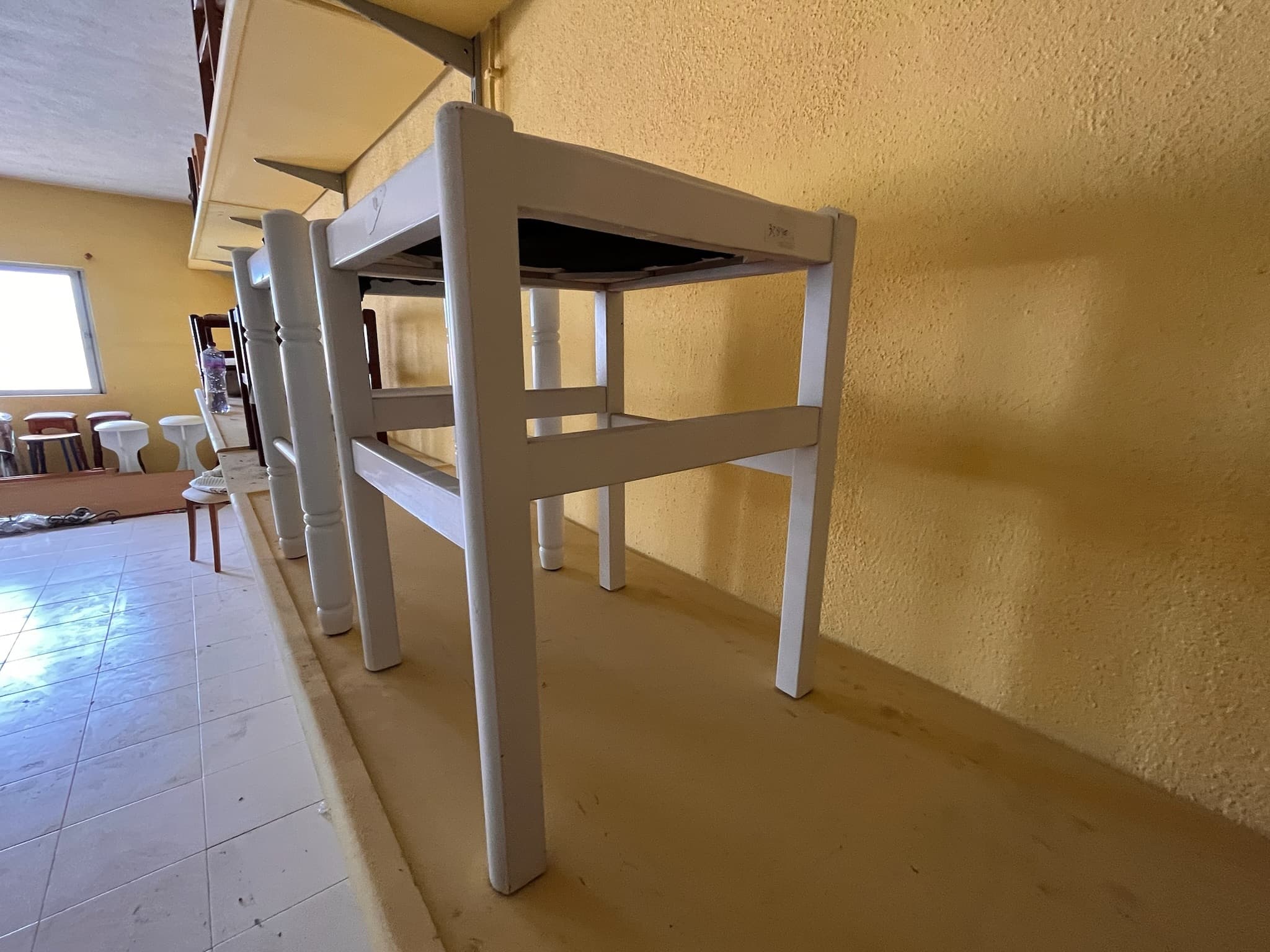 Bancos brancos em madeira — imagen 3