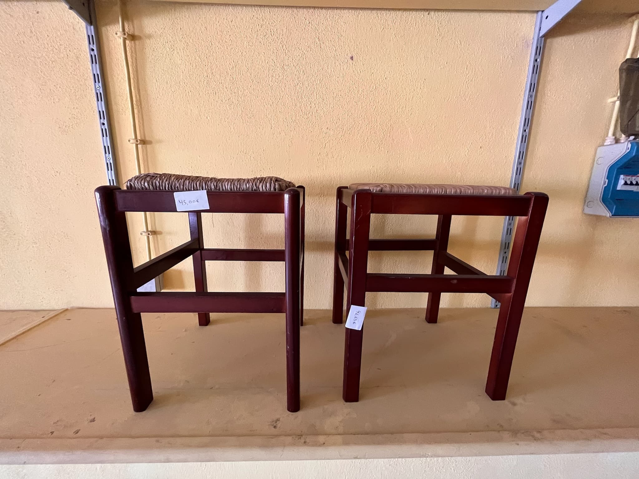 Bancos de madeira castanhos com assento de palhinha — imagen 1