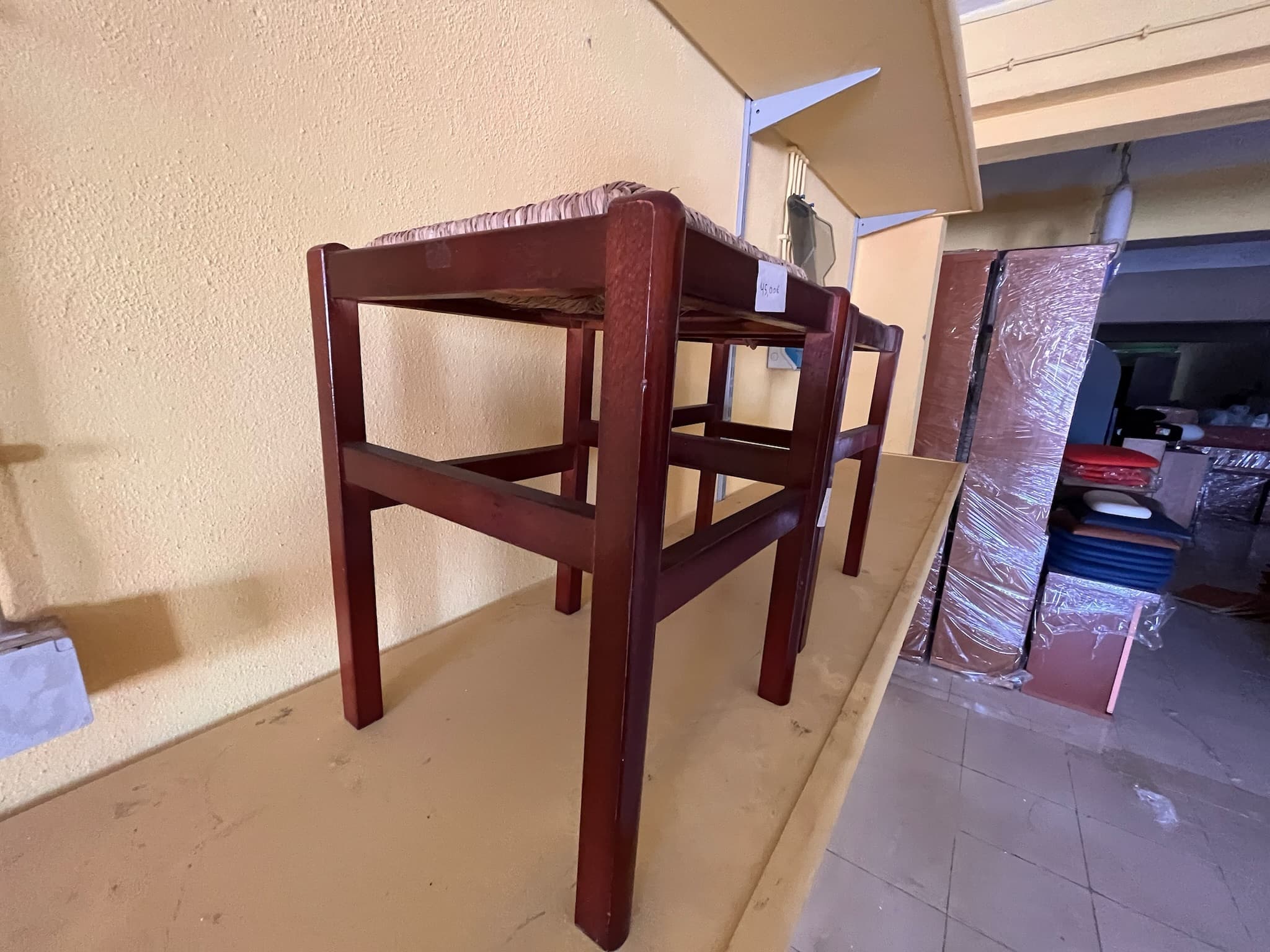 Bancos de madeira castanhos com assento de palhinha — imagen 2