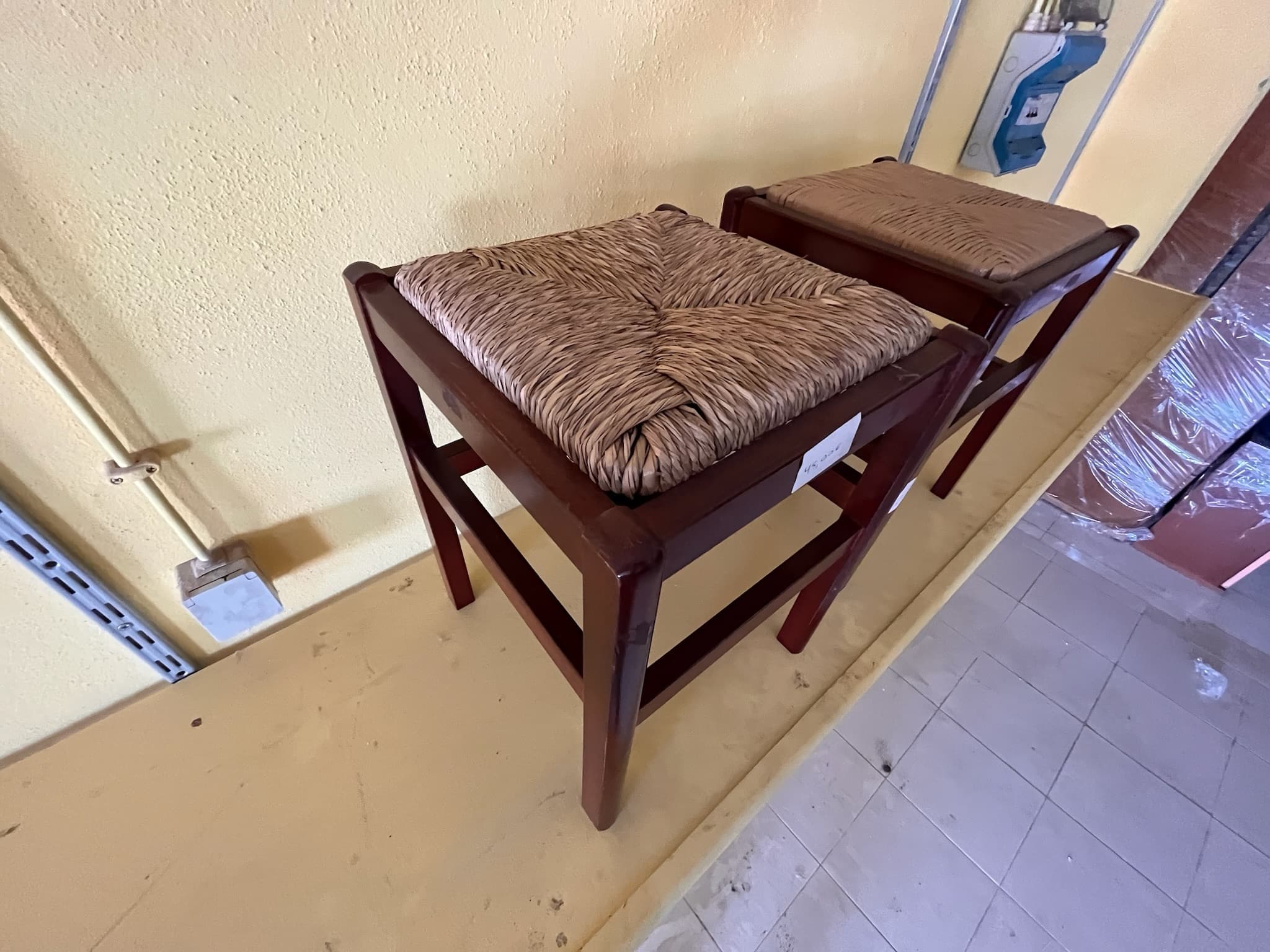 Bancos de madeira castanhos com assento de palhinha — imagen 4