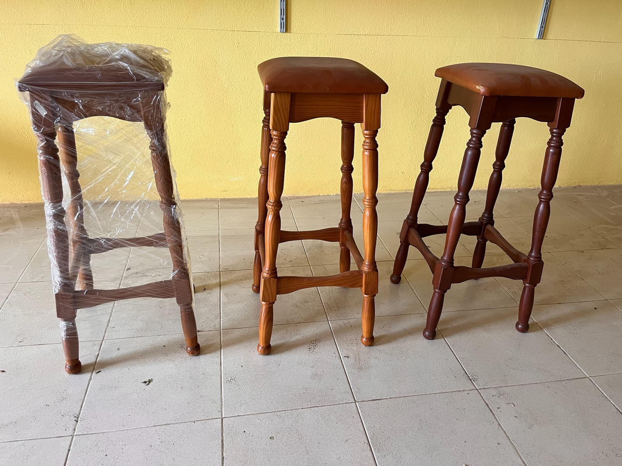 Bancos de madeira de pé alto — imagem 1