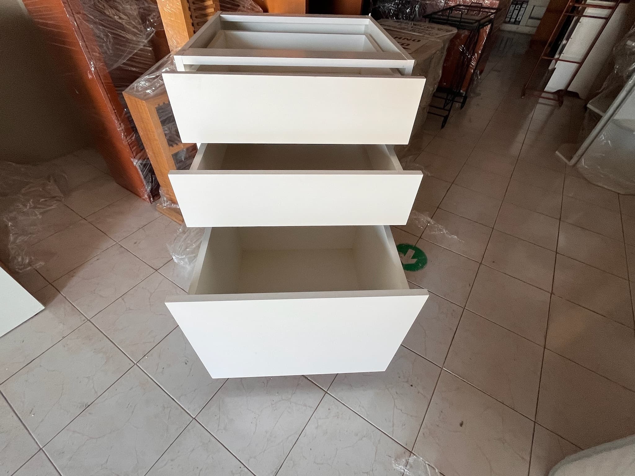 Móvel de bancada em madeira branca — imagen 2
