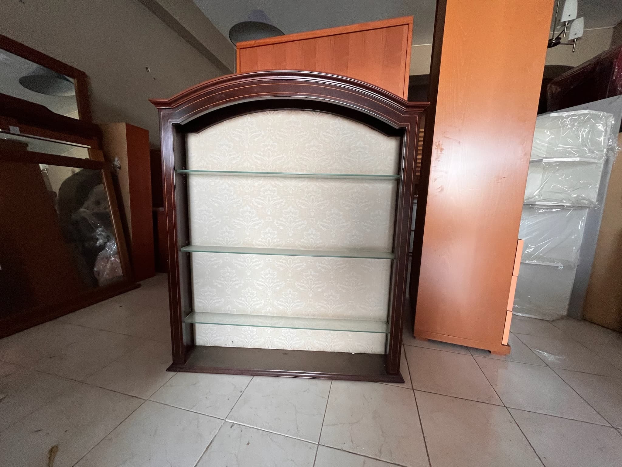 Móvel expositor em madeira