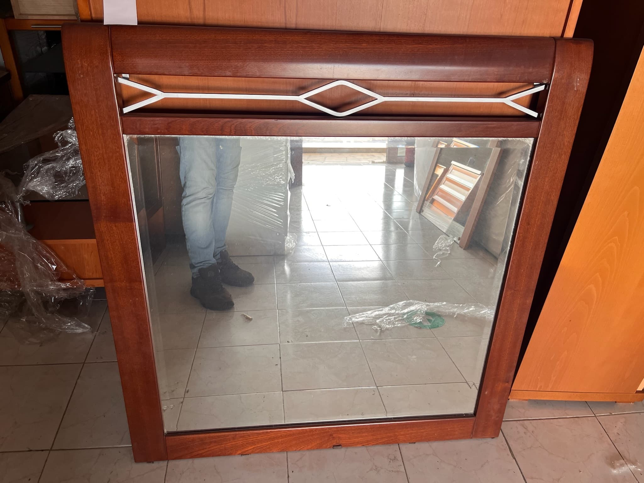 Espelho com moldura de madeira — imagen 1