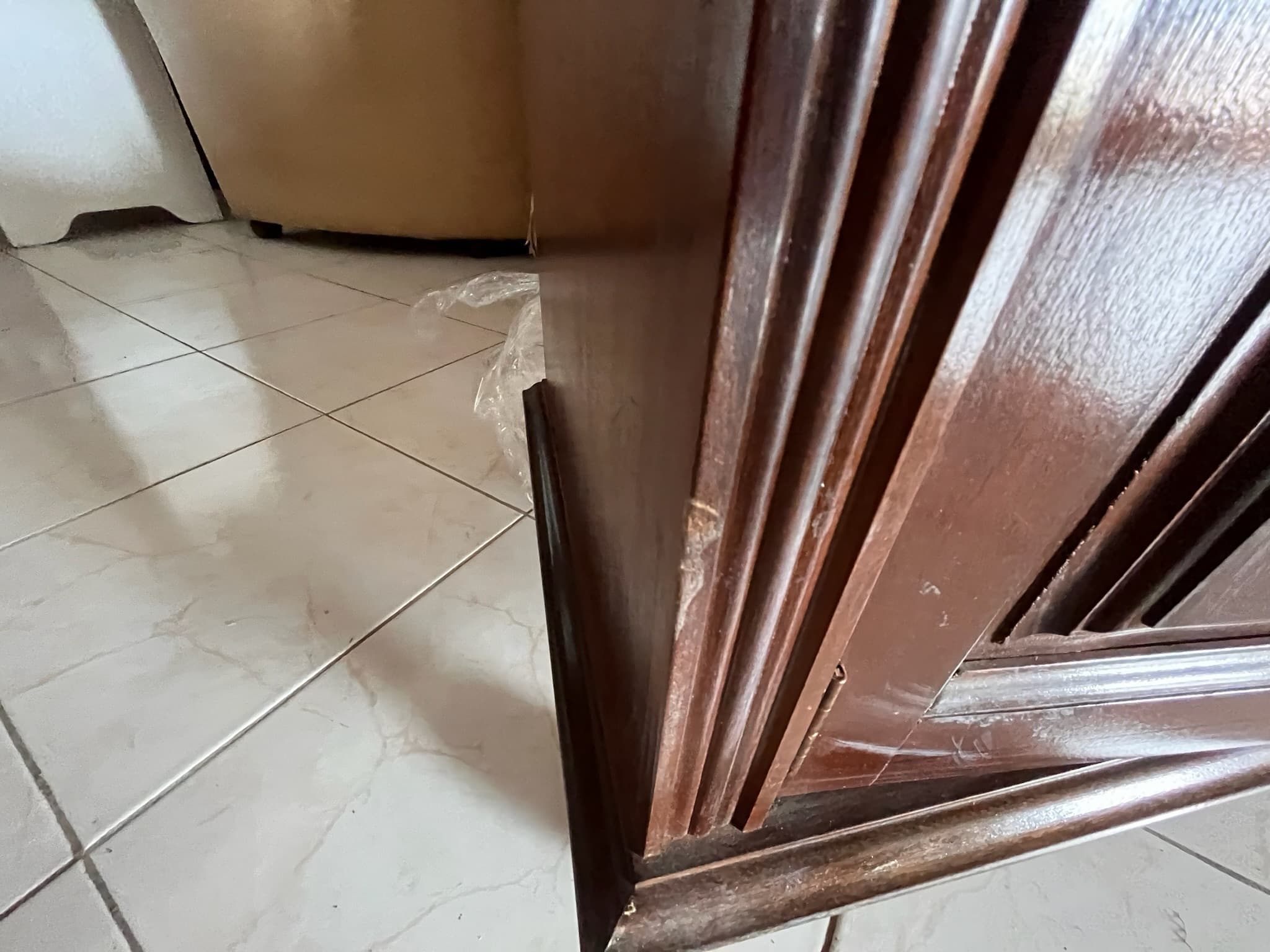 Móvel de madeira com duas portas — imagem 3