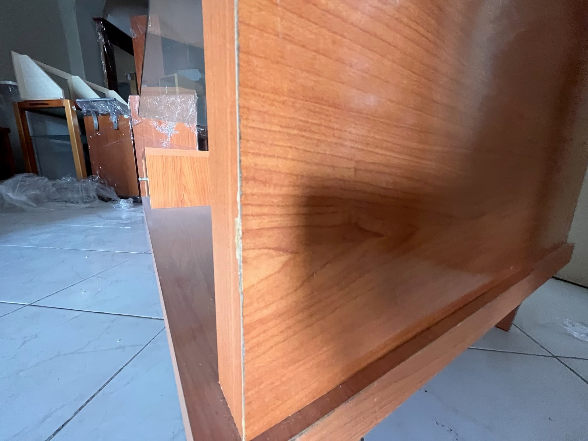 Mesa em madeira com tampo de vidro — imagem 3