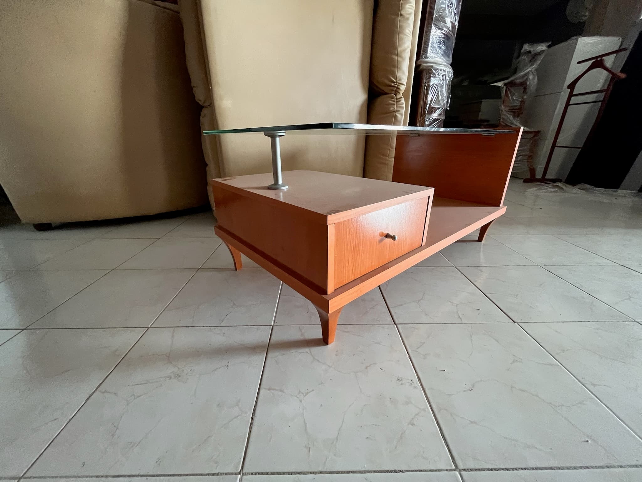 Mesa em madeira com tampo de vidro — imagem 2
