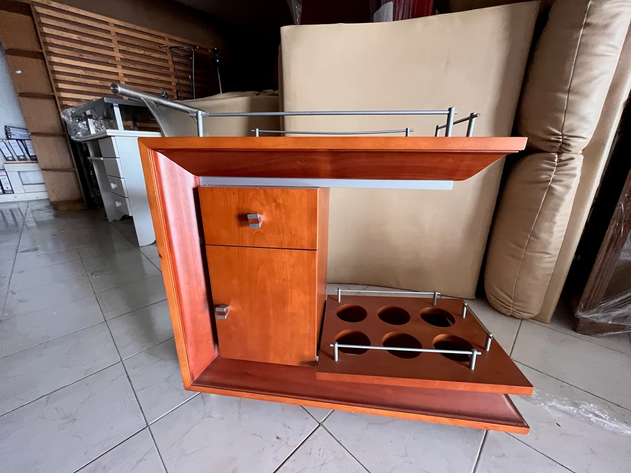 Carrinho de madeira com suporte para bebidas — imagem 1