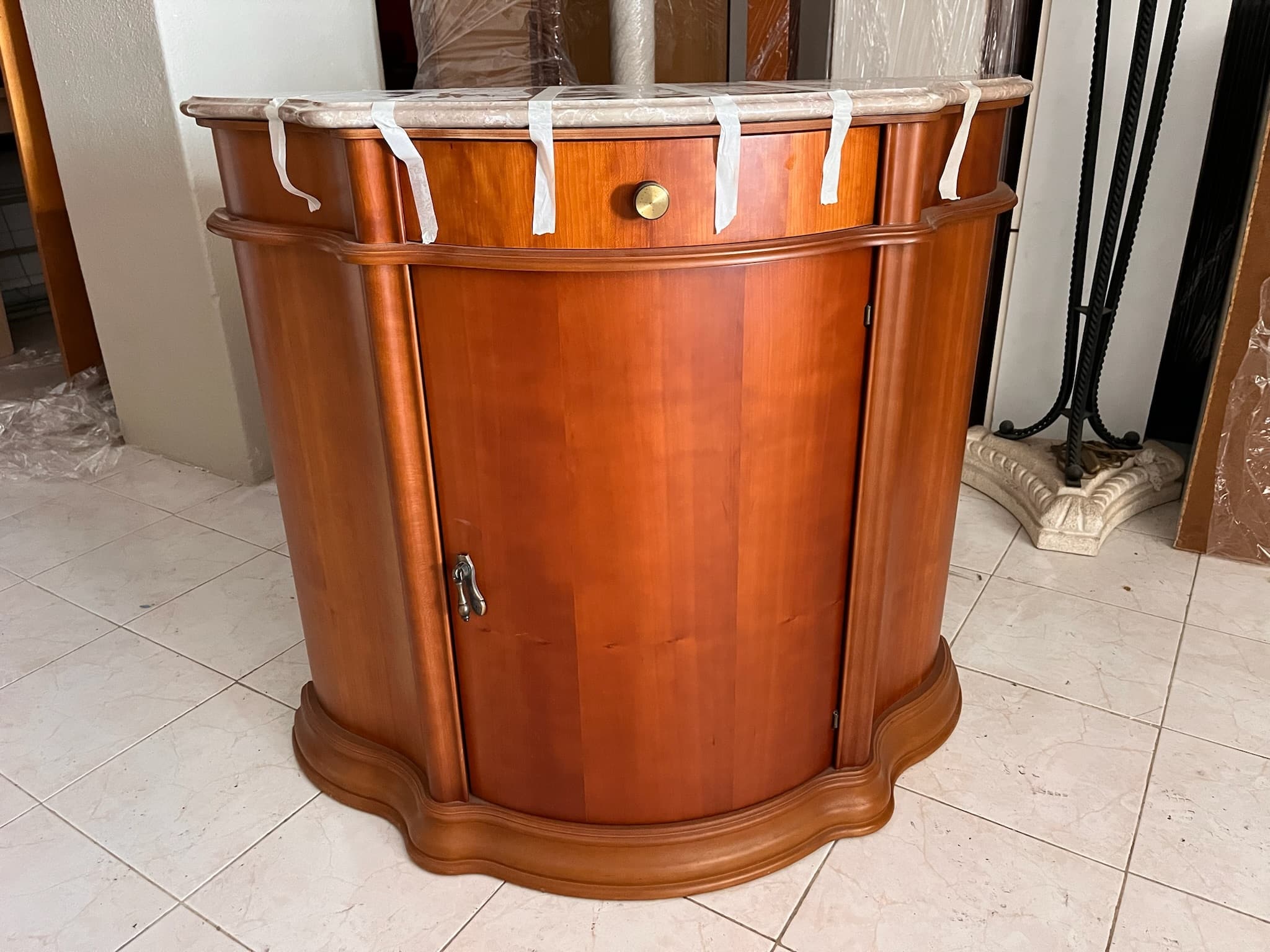 Consola de madeira com tampo em mármore — imagem 1