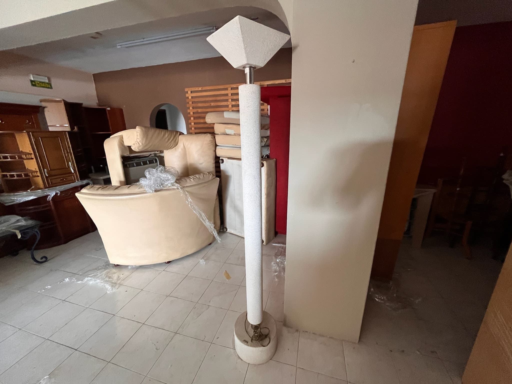 Candeeiro de pé alto em mármore — image 2