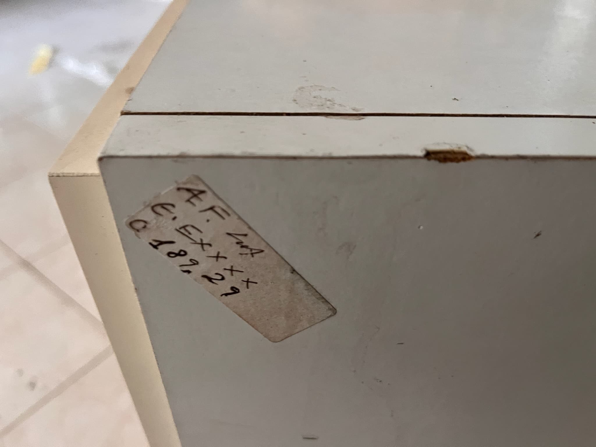 Mueble de madera con dos puertas — imagen 2